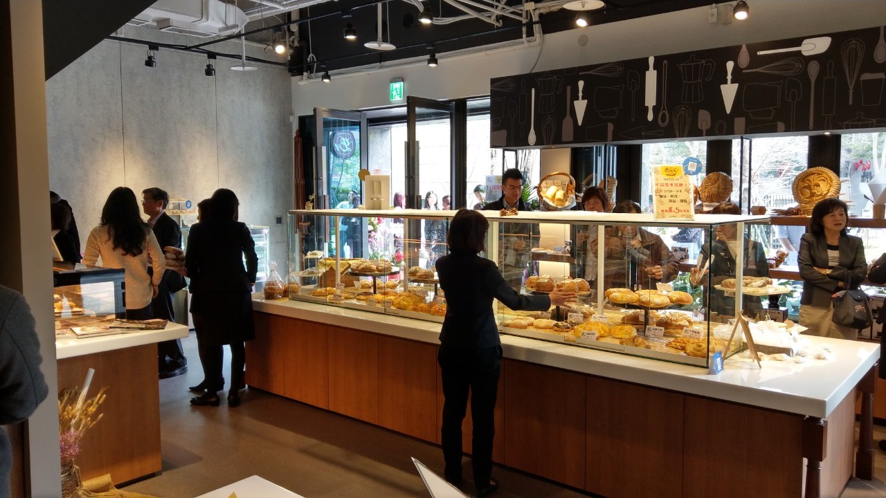 總裁麵包打頭陣，鄭欽天帶領的興富發集團，今年還要再開Buffet、鐵板燒等自有品牌店家。（興富發提供）