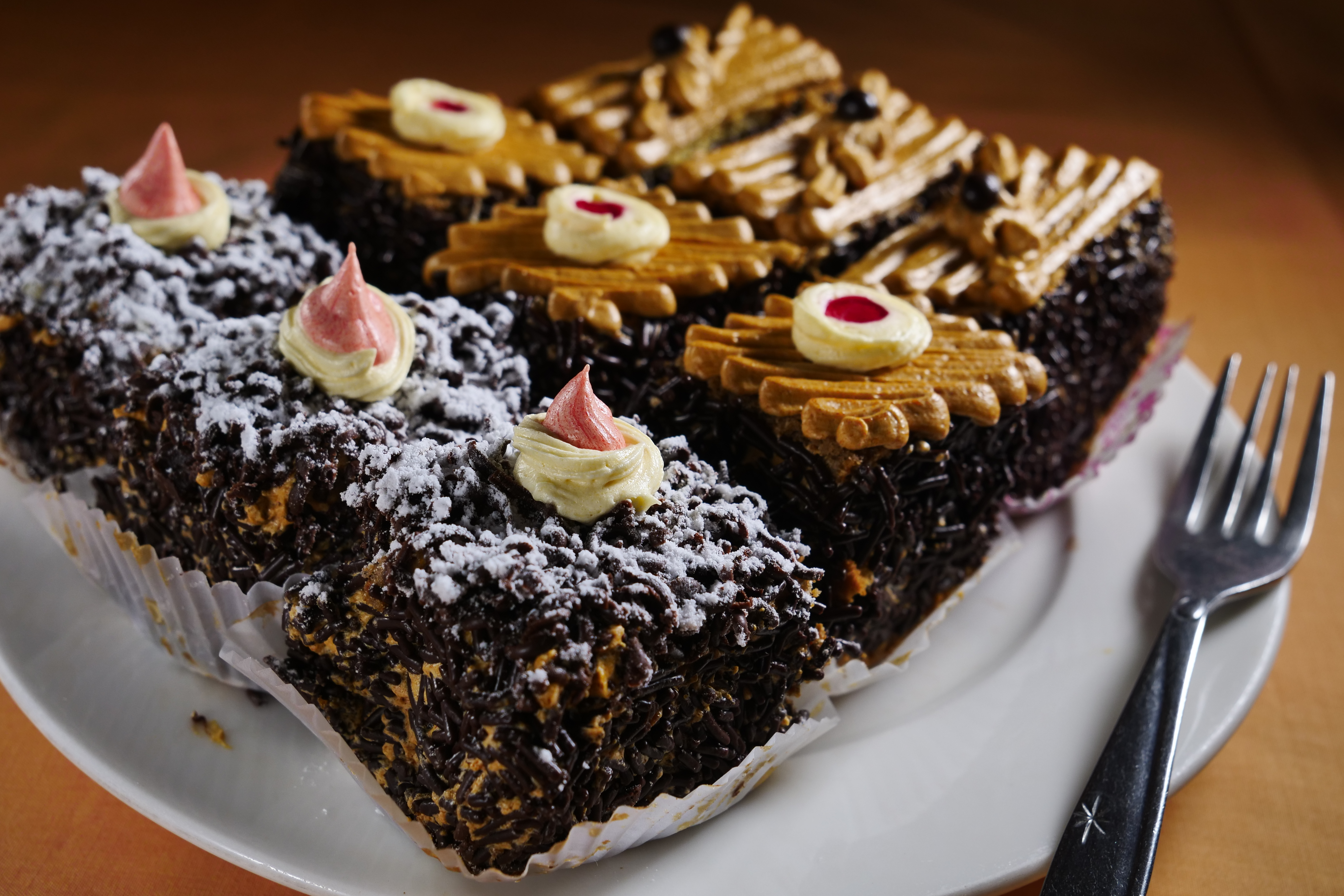 「Tip Top Restaurant」的蛋糕是用柴燒石窯烤成。