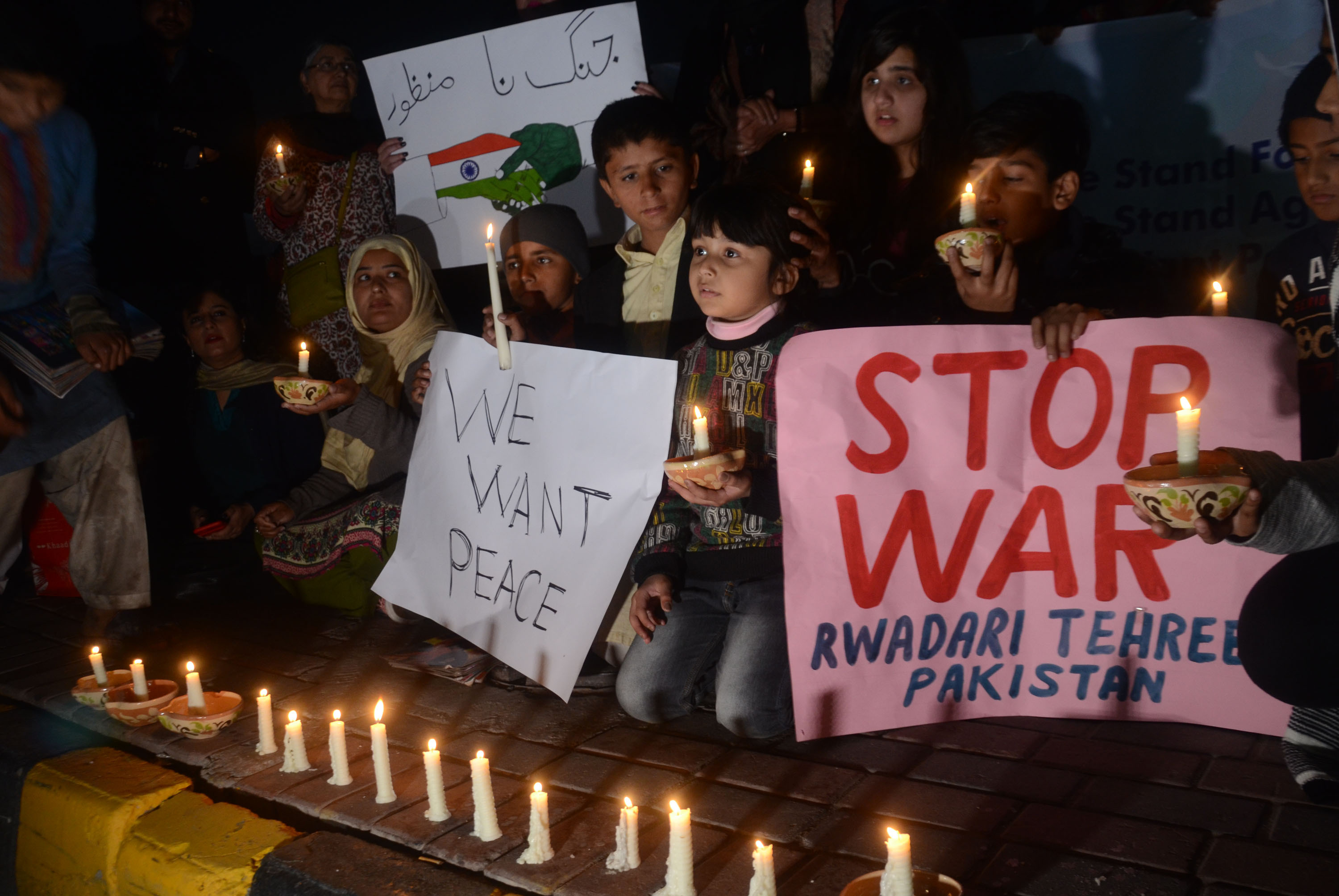 2019年3月3日，巴基斯坦拉合爾反戰的公民團體舉行燭光晚會祈求和平。自上個月喀什米爾的自殺炸彈攻擊事件以來，印巴兩國緊張局勢已急速升高。（東方IC），