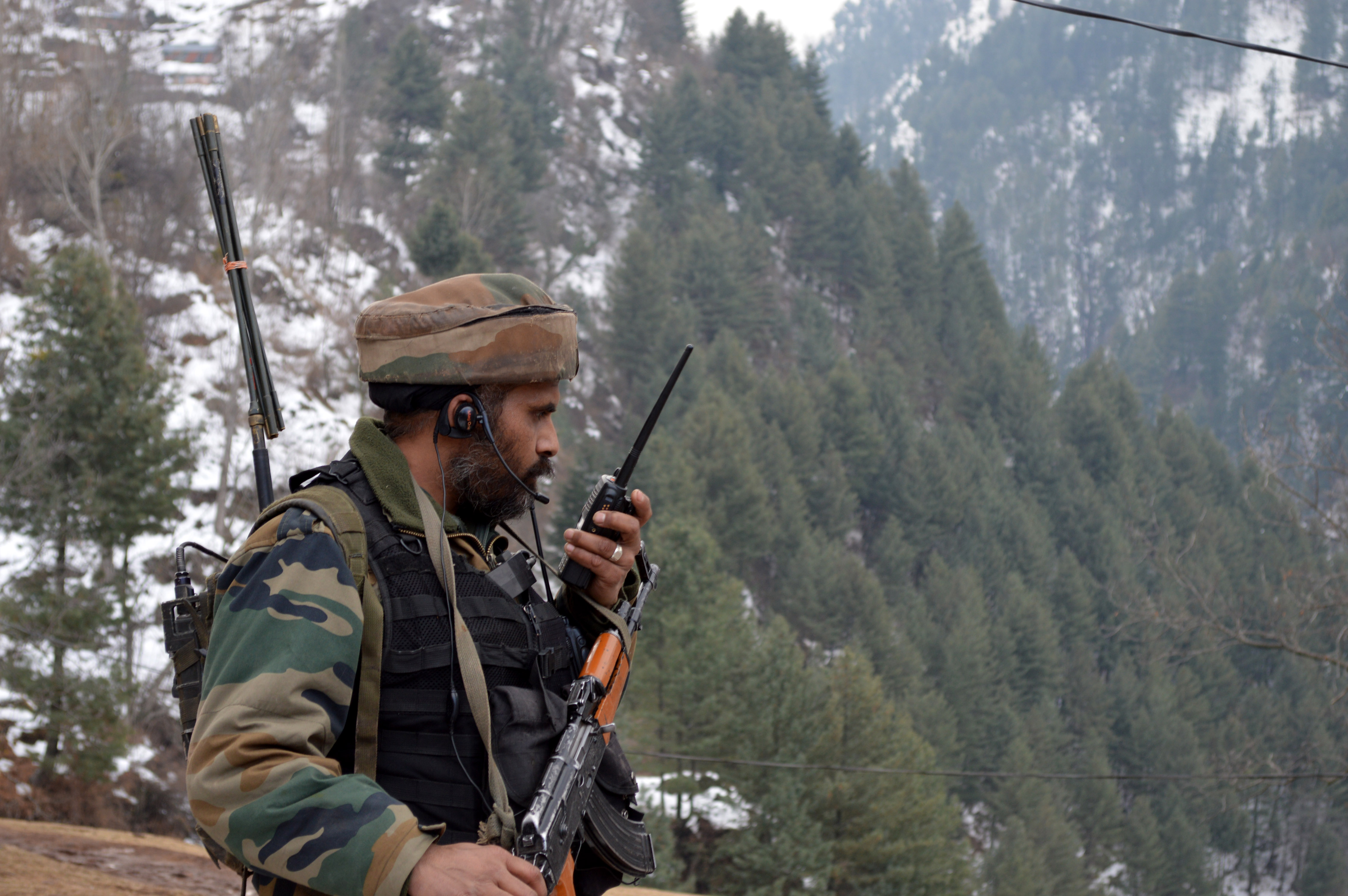 印度控制的喀什米爾，在控制線進行邊界巡邏任務的軍人正透過對講機講話。（東方IC）