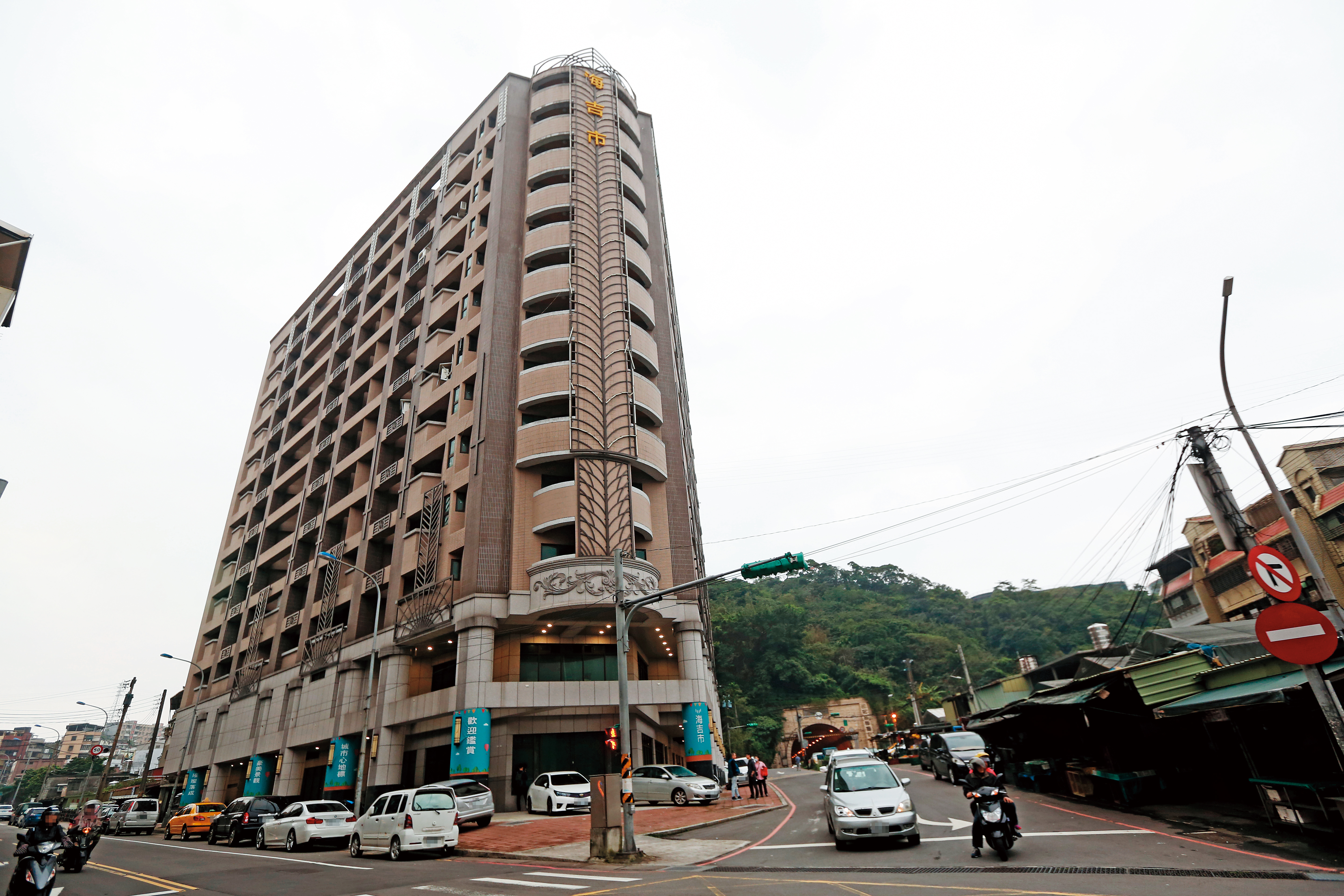 基隆海吉市樓高13層、77戶均已完工，但買家均無法過戶取得產權。