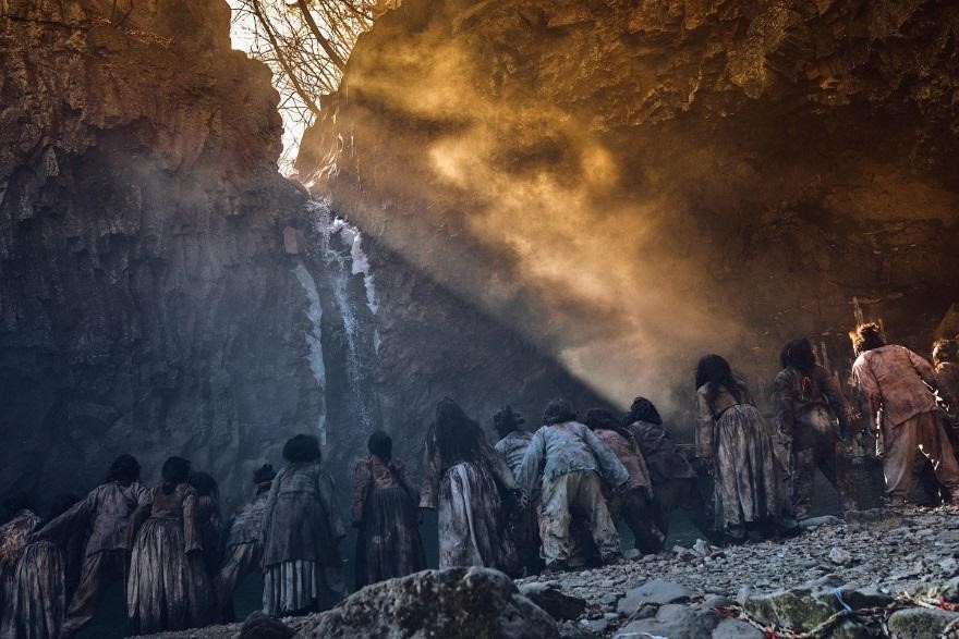 《李屍朝鮮》公布第2季新劇照，大批活屍在白天竄出，場面十分駭人。（韓國Netflix提供）