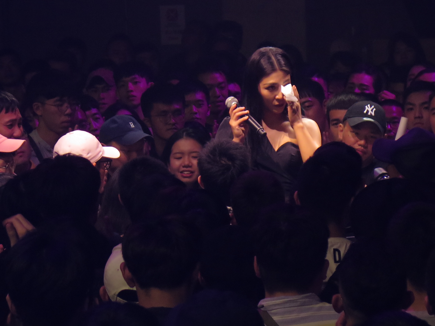 艾怡良高雄開唱，送上寫給張惠妹的〈偷故事的人〉當安可曲當場唱到淚崩。（EMI提供）