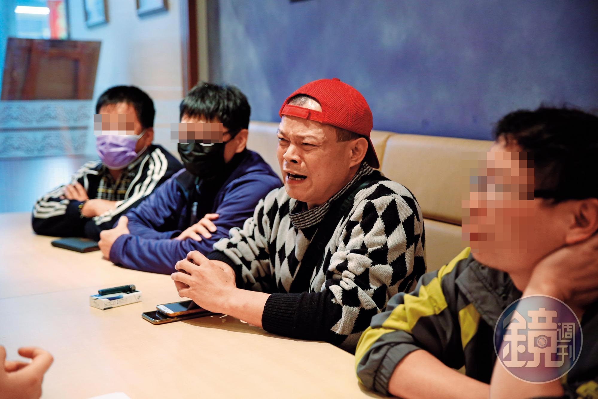 林先生（右二）出面控訴遭婚姻媒合協會詐婚的經過。