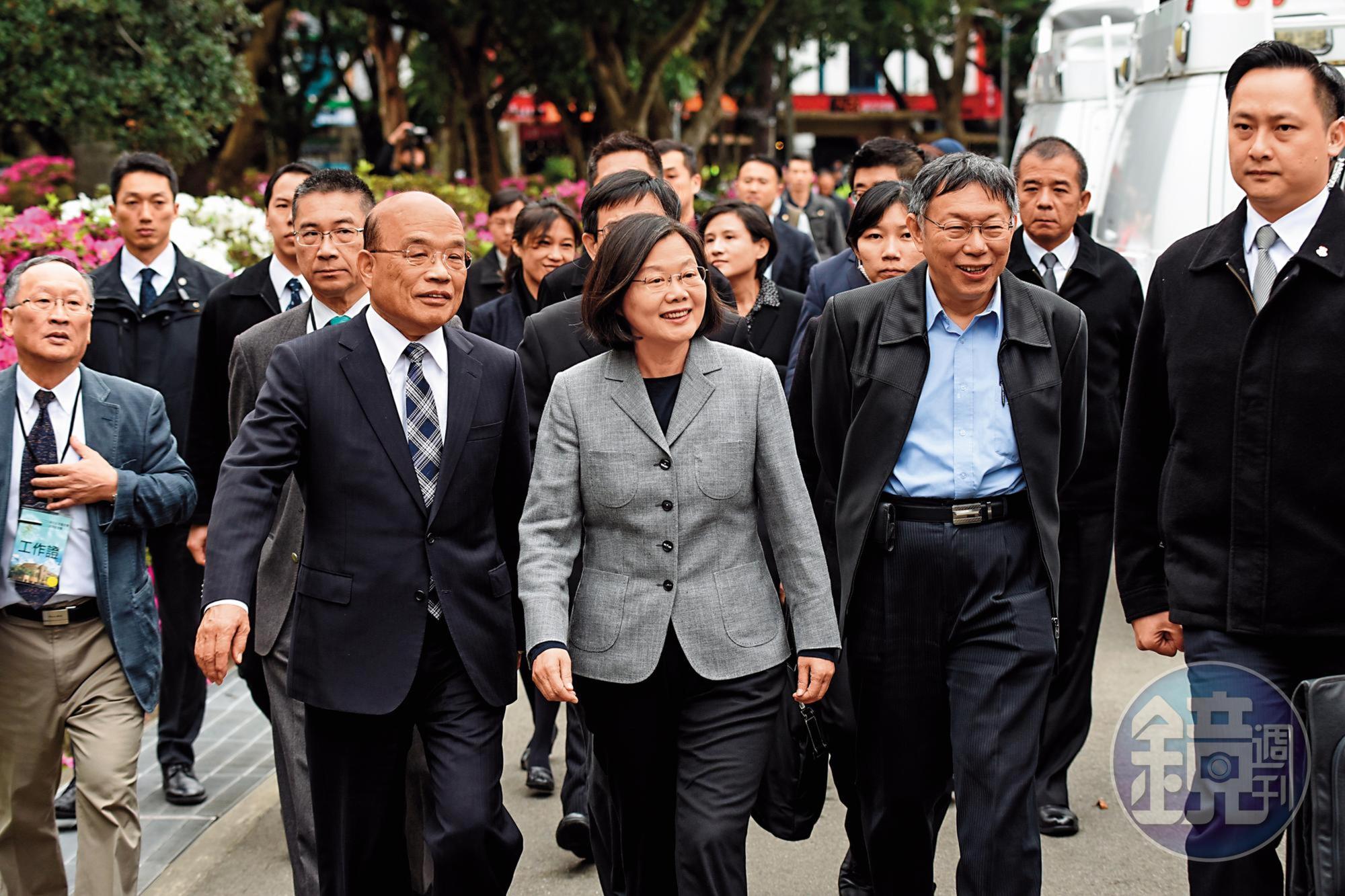 總統蔡英文(前中)找蘇貞昌(前左)回鍋出任閣揆,2人打破多年心結,攜手迎接政權保衛戰。