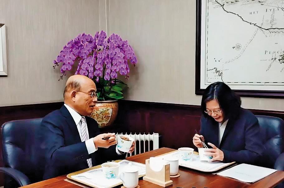 蘇貞昌(左)上任後首次赴總統府,就與蔡英文(右)大啖滷肉飯,還拍成影片宣示防治非洲豬瘟決心。(翻攝蘇貞昌臉書)