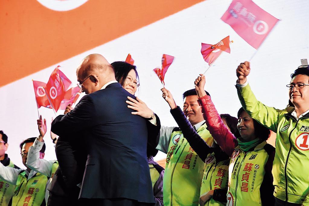 9年心結，蔡蘇一抱泯恩仇。（翻攝自蔡英文臉書）
