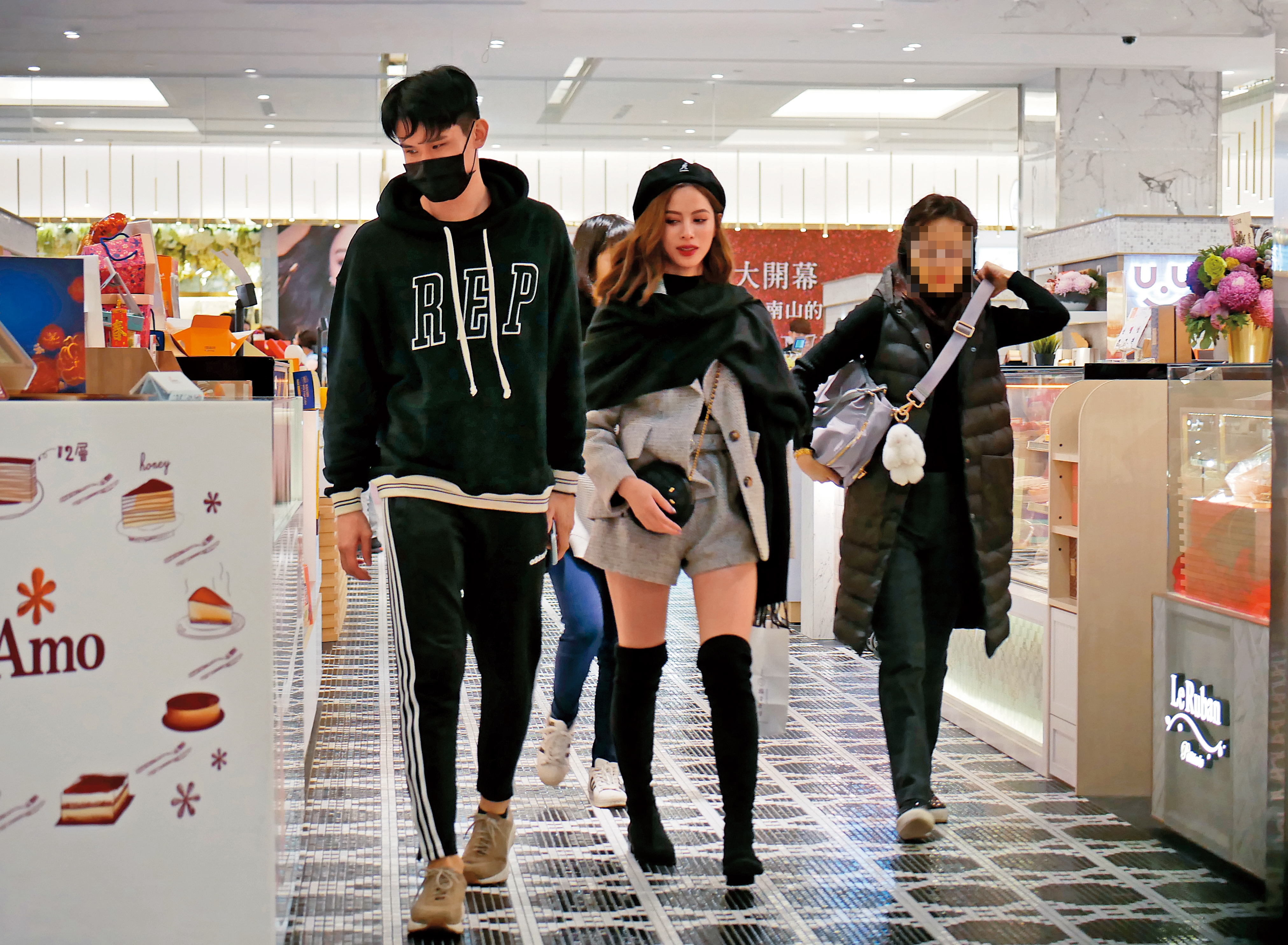 1/23 17：06  Nikki曾韋綺跟口罩男出現在微風南山，一前一後逛街。