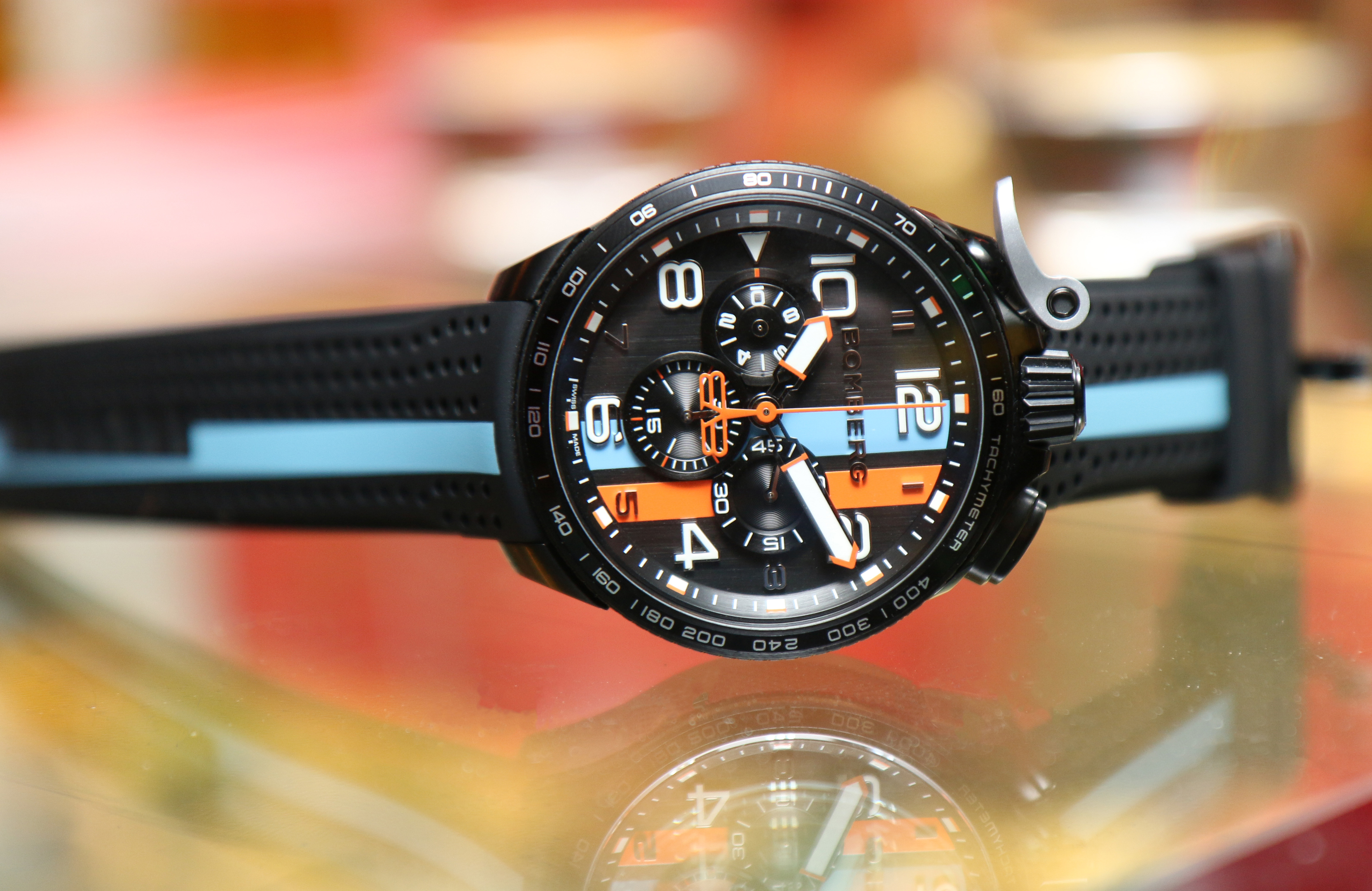 BOMBERG新品中最搶眼的是這款BOLT-68 RACING，45mm不鏽鋼錶殼，裝配Ronda石英機芯，藍寶石水晶鏡面，可拆解錶身結構，防水100米，定價NT$42,300。