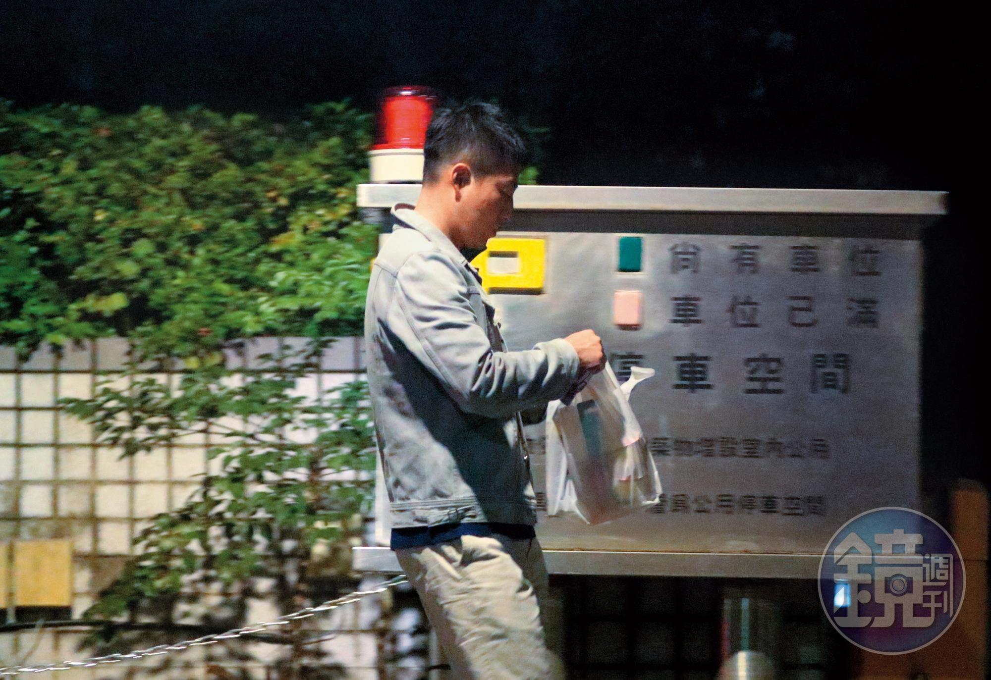 3月3日23:14,提著一袋採買物品,汪小菲又走回「台北信義」豪宅。