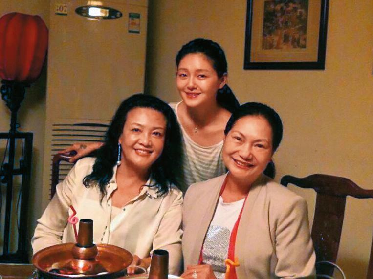 張蘭（左）、S媽（右）及大S間關係微妙，大S跟強勢婆婆相處下了不少工夫，吃素的她為懷孕還破戒吃肉。（翻攝自汪小菲臉書）