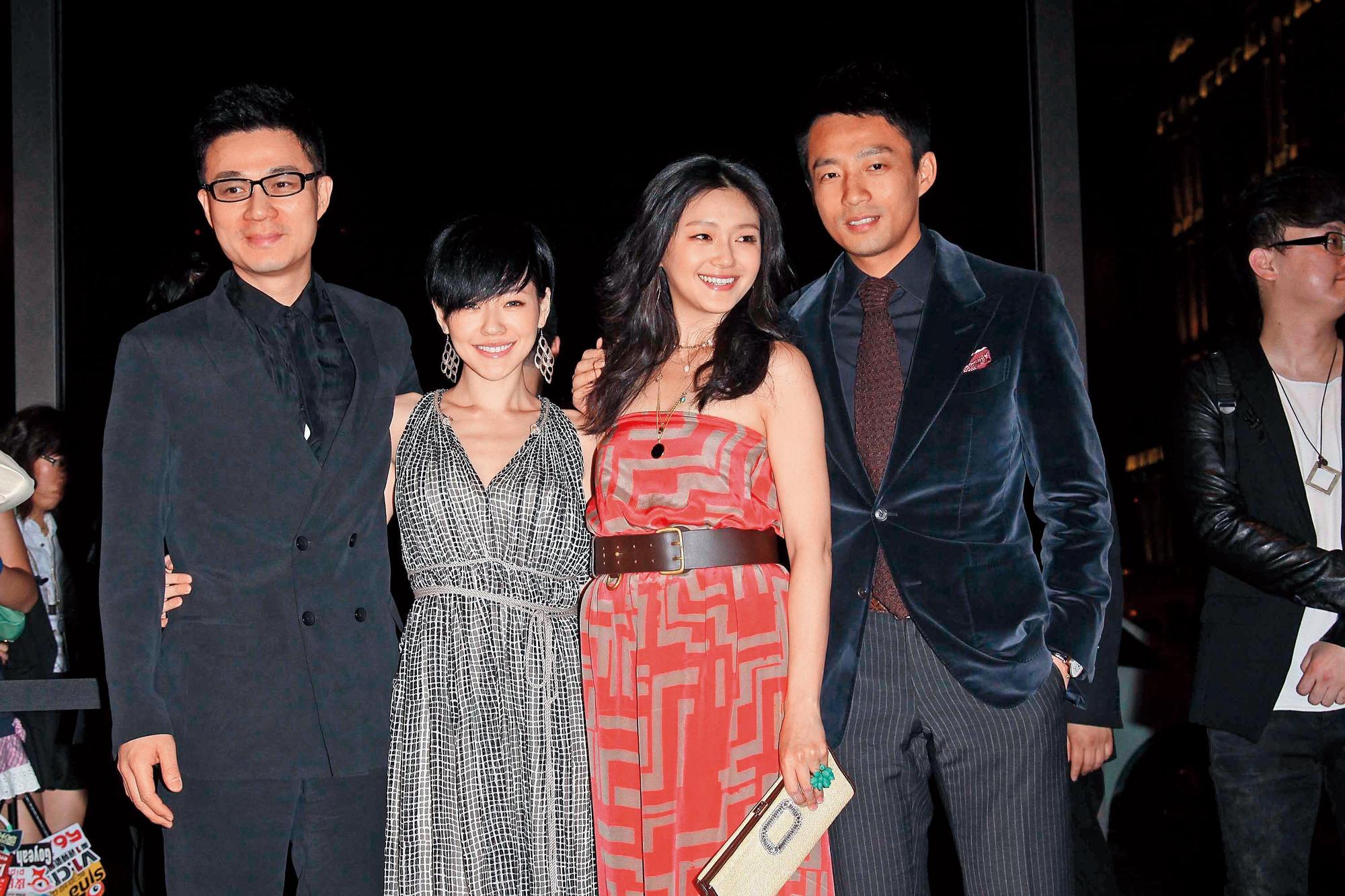 雖然小S(左二)跟許雅鈞(左一)婚姻也是風波不斷,但未傳有財務問題。大S(右二)嫁給汪小菲後,汪小菲的媽媽張蘭則財務出狀況。(東方IC)