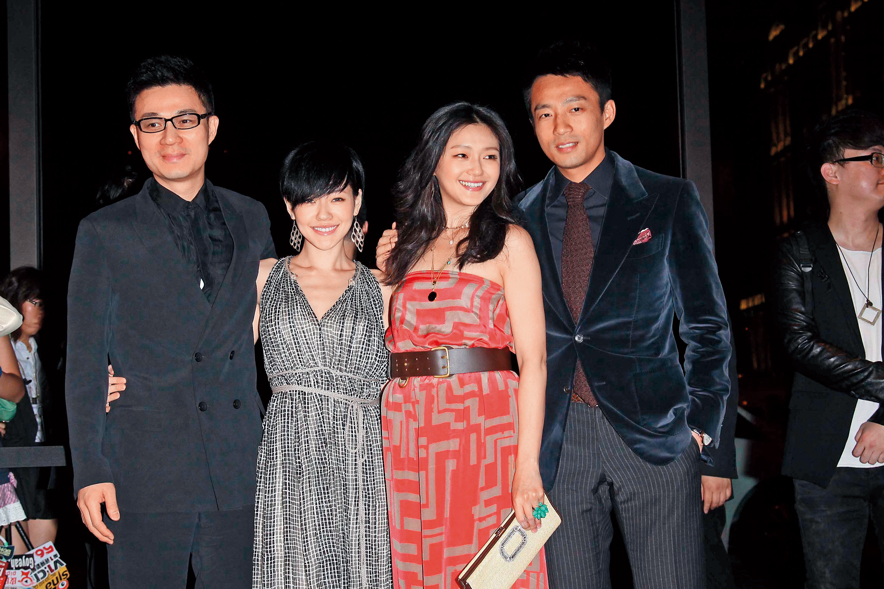 雖然小S（左二）跟許雅鈞（左一）婚姻也是風波不斷，但未傳有財務問題。大S（右二）嫁給汪小菲後，汪小菲的媽媽張蘭則財務出狀況。（東方IC）