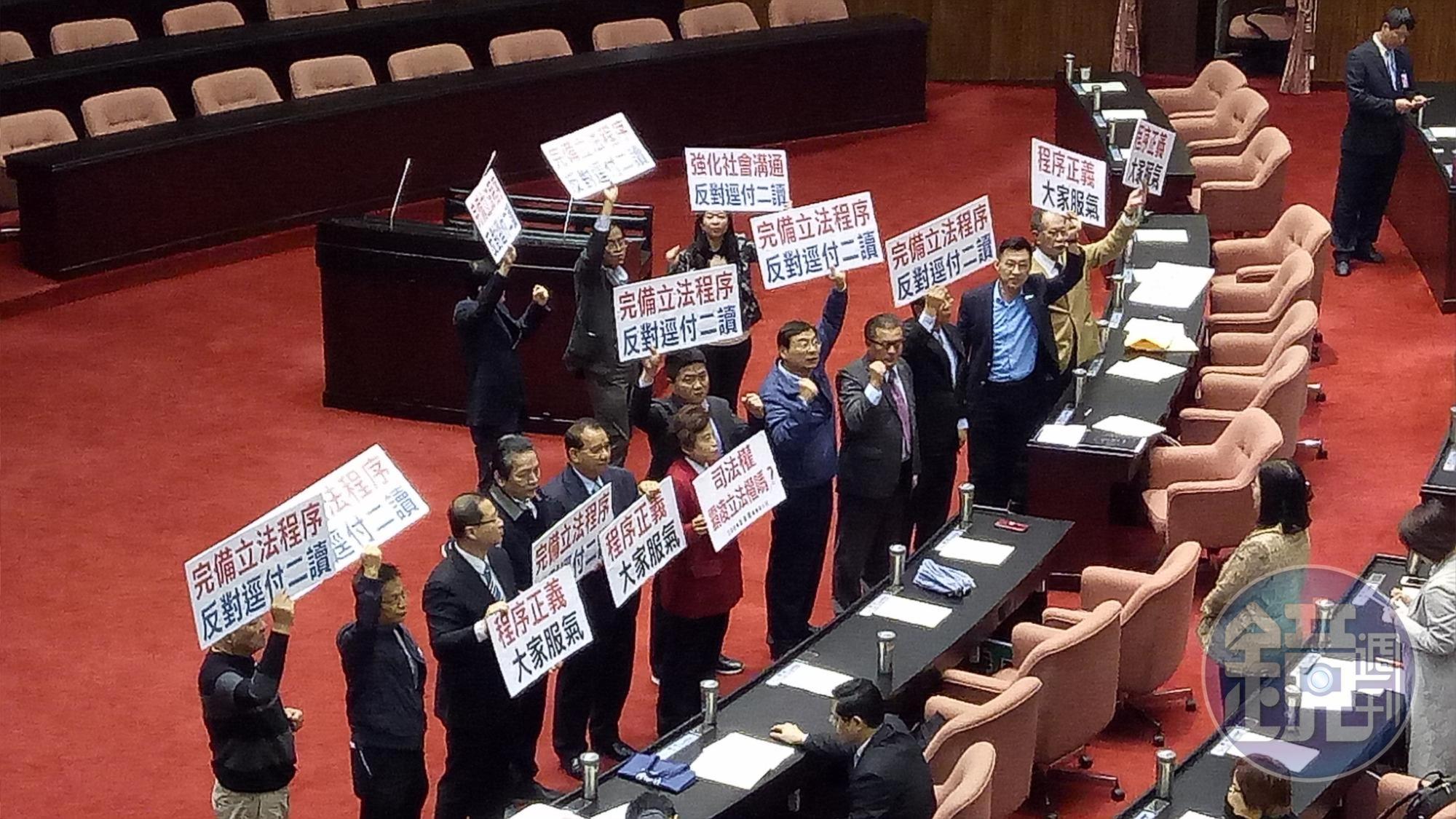 國民黨、親民黨立委反對政院版同婚專法逕付二讀。