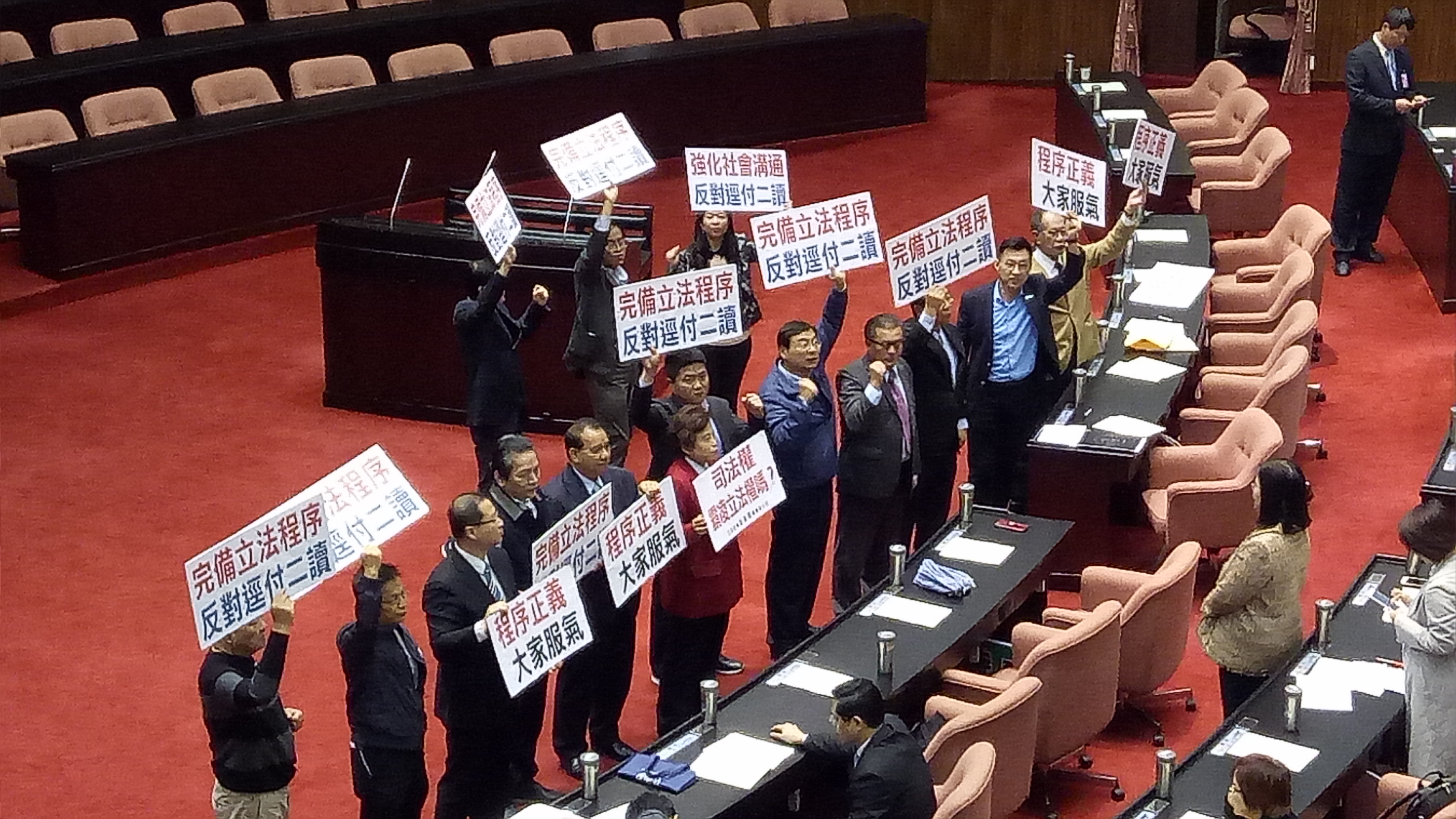 國民黨、親民黨立委反對政院版同婚專法逕付二讀。