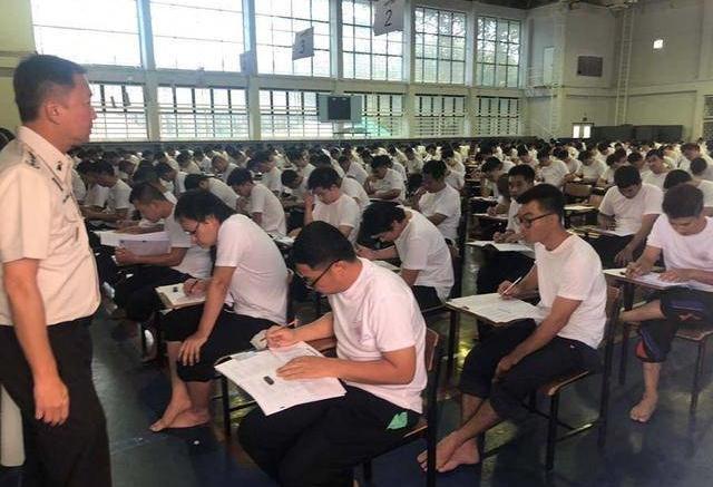 位於曼谷宣律實大學的考場廁所內，被搜出多部手機，疑有考生集體作弊。（翻攝自泰國網）