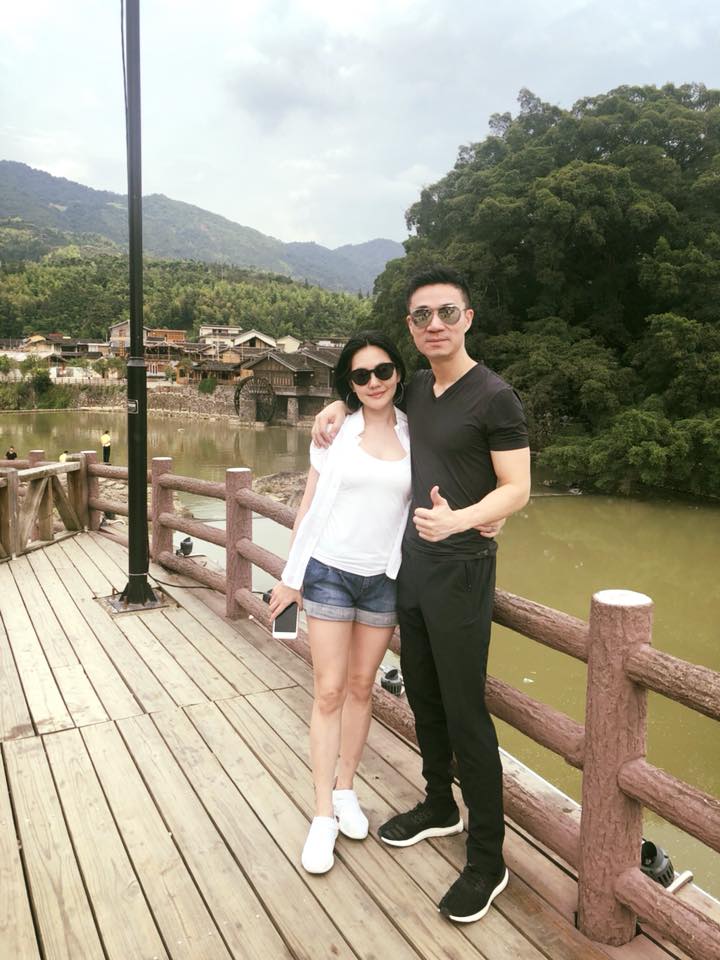  小S年紀雖已破40歲，但她依然保持纖細好身材，臉部保養更是不在話下。（翻攝自小S臉書）