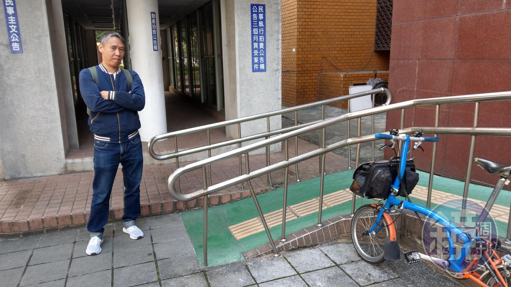 鈕承澤騎單車出庭,由弟弟幫他顧車。