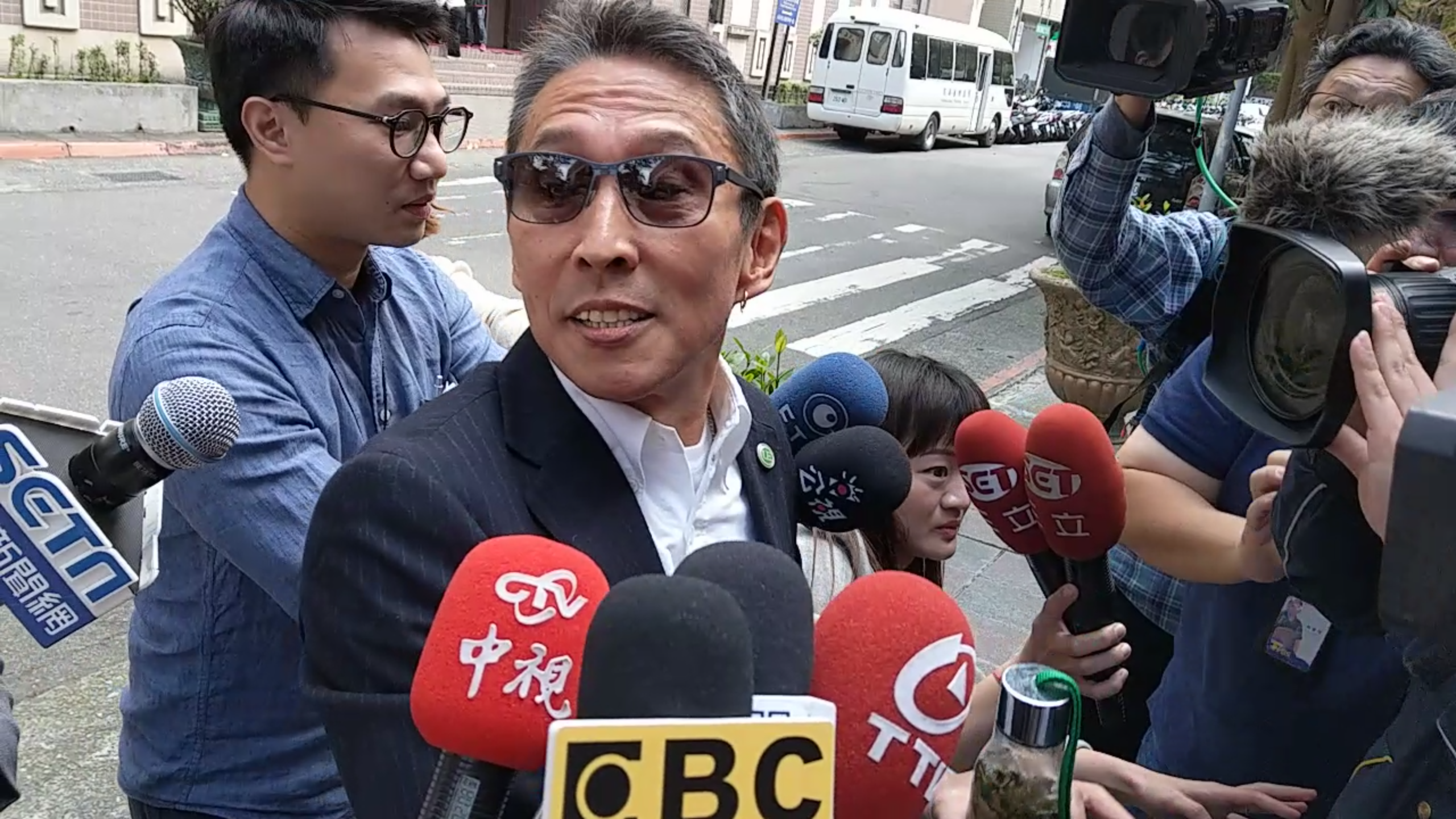 鈕承澤說,自己沒威脅強迫他人的意圖,但造成當事人的痛苦和不適,他很抱歉。