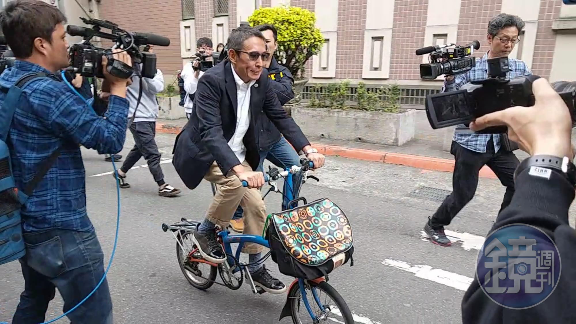 鈕承澤性侵案出庭，他騎單車出庭，指自己跑步打坐真實面對恐懼寂寞。