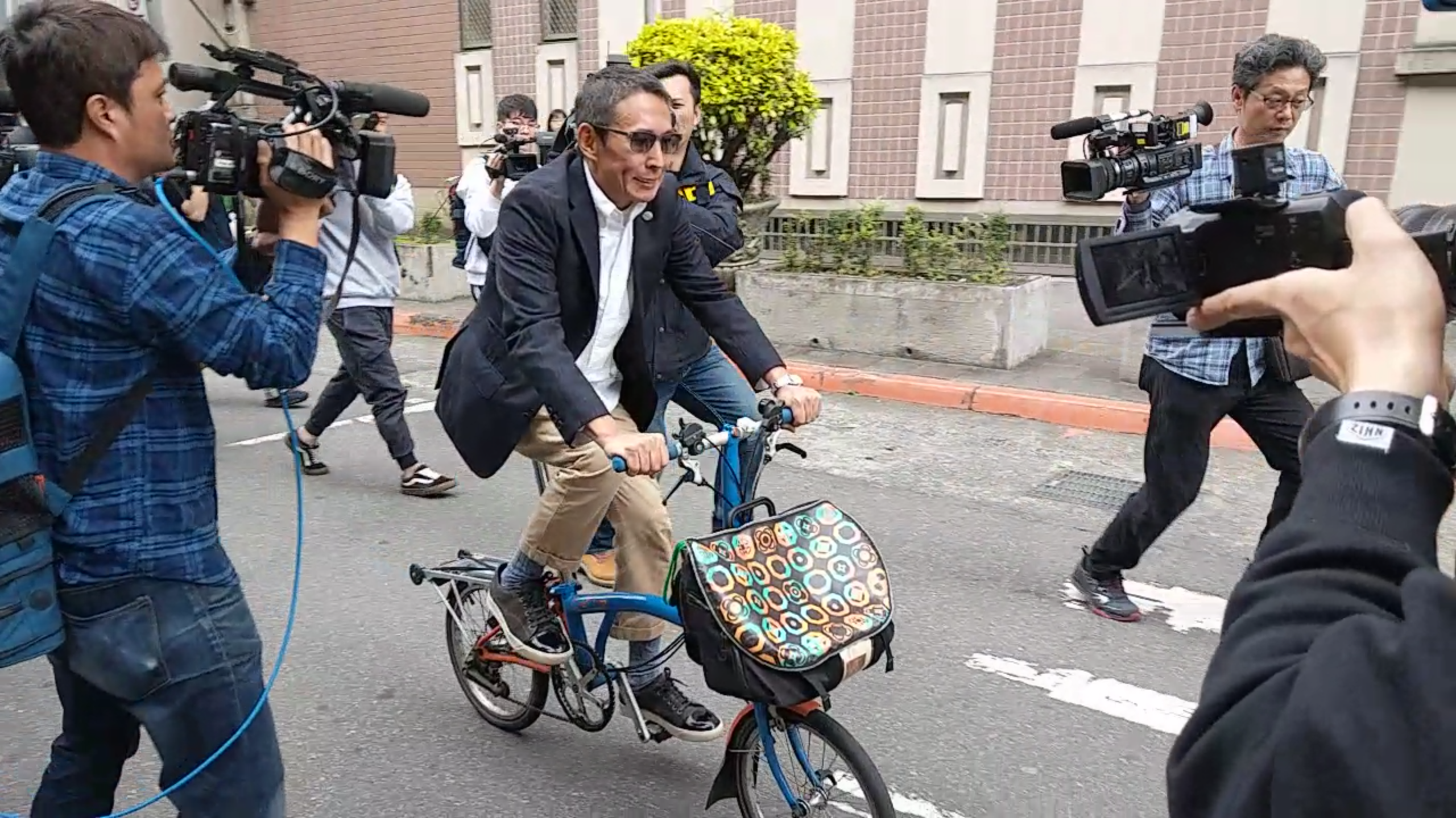 鈕承澤性侵案出庭，他騎單車出庭，指自己跑步打坐真實面對恐懼寂寞。