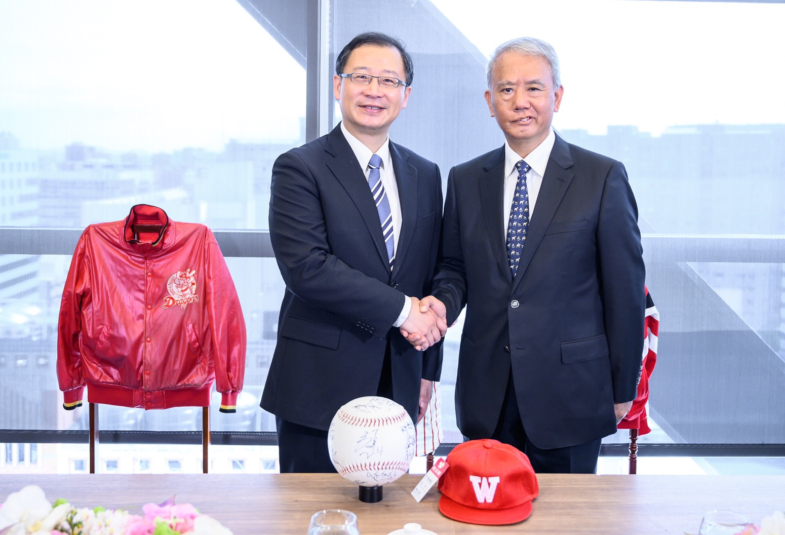 為了促成中華職棒第五隊，今日上午中職會長吳志揚（左）前往味全龍母企業頂新集團拜會，頂新三董魏應充表示希望能在3月底前先確定總教練。（頂新集團提供）