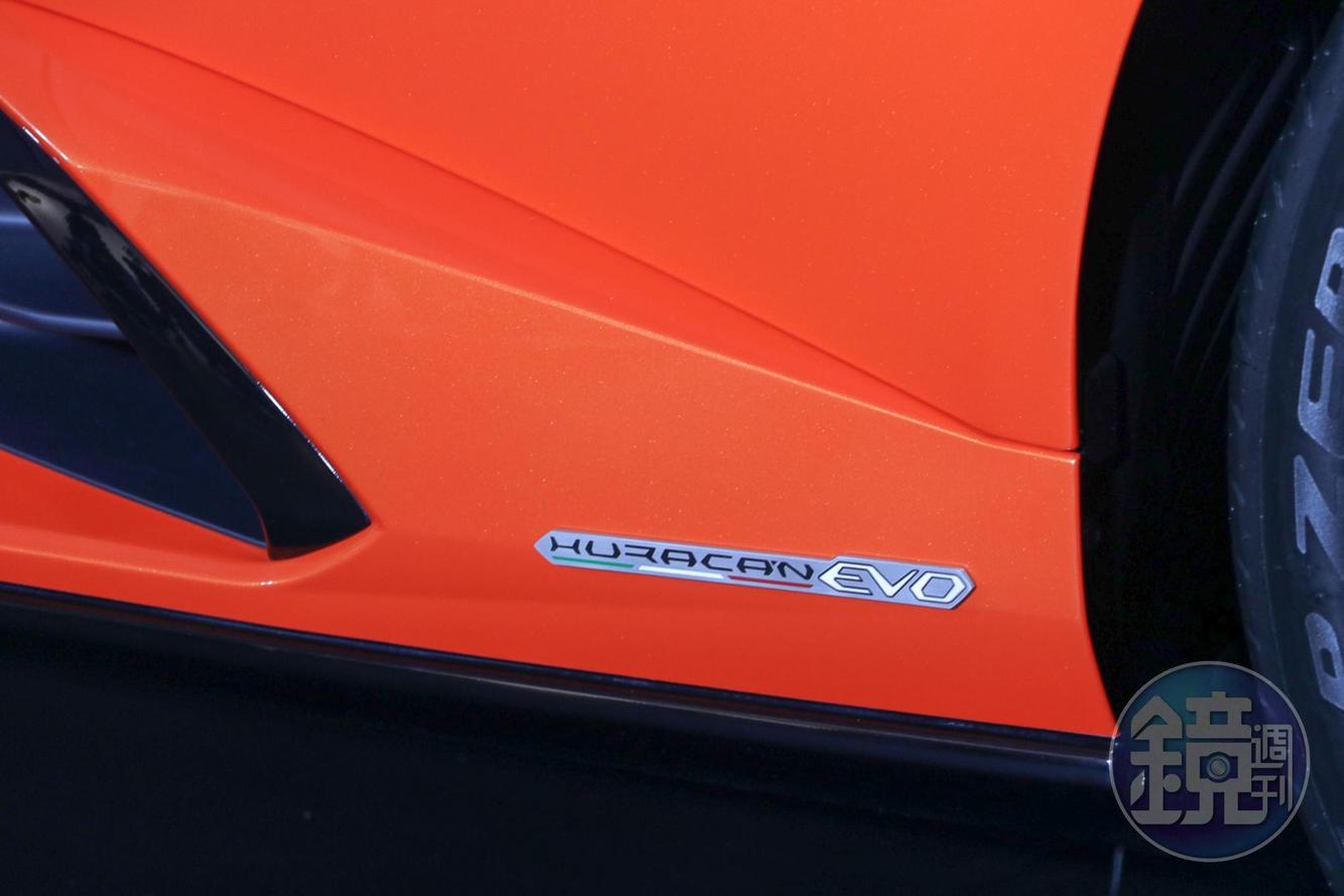 車側的Huracan EVO字樣凸顯其身份。