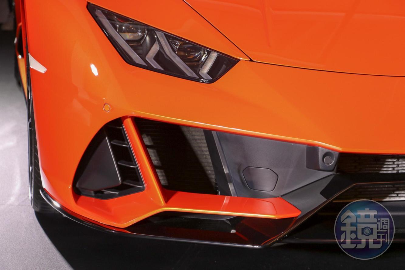 Huracan EVO前方換上了全新的保險桿。