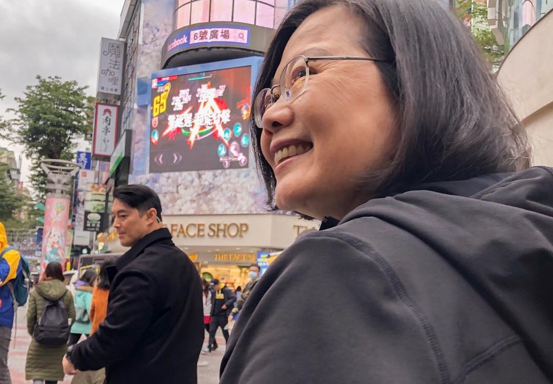 總統蔡英文近日積極經營網路社群,今日她出回眸照慶祝粉絲突破10萬人,再度引起網友關注。(翻攝自蔡英文IG)