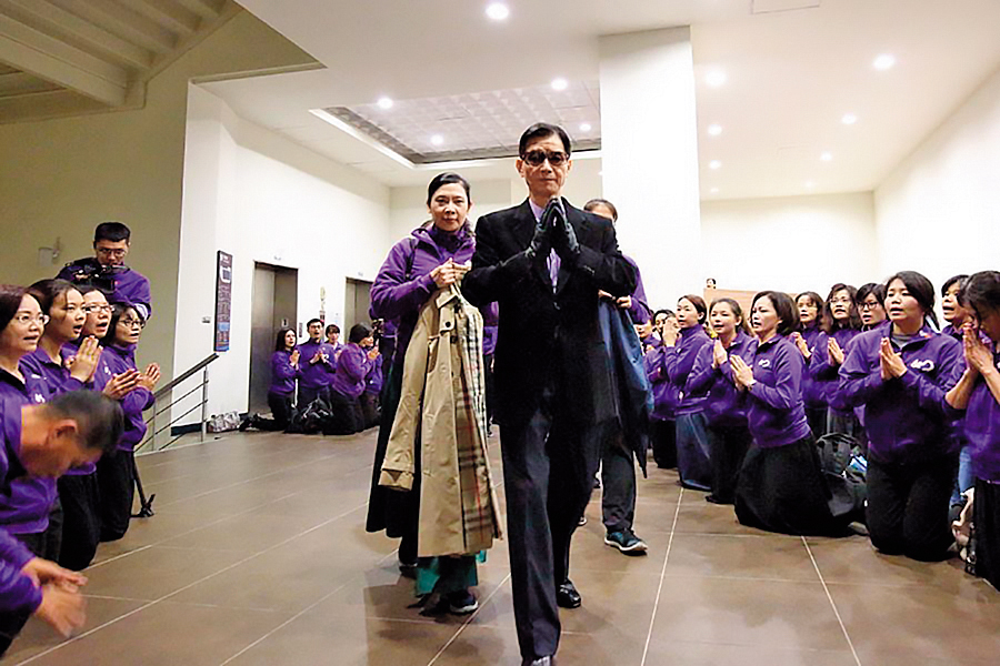 妙禪曾拜妙天為師，但妙天不只大爆徒弟愛搞排場，還違反戒律，與女信徒有問題。（翻攝自妙禪師父 佛教如來宗臉書）