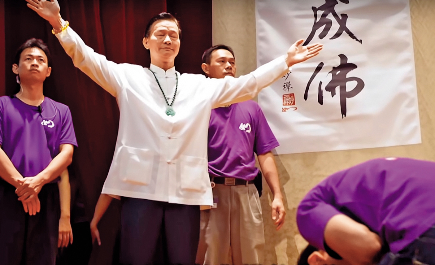 妙禪自立門號出走後，自稱成佛接受弟子供養，引發爭議。（翻攝佛教如來宗佛曲〈頌如來〉MV）