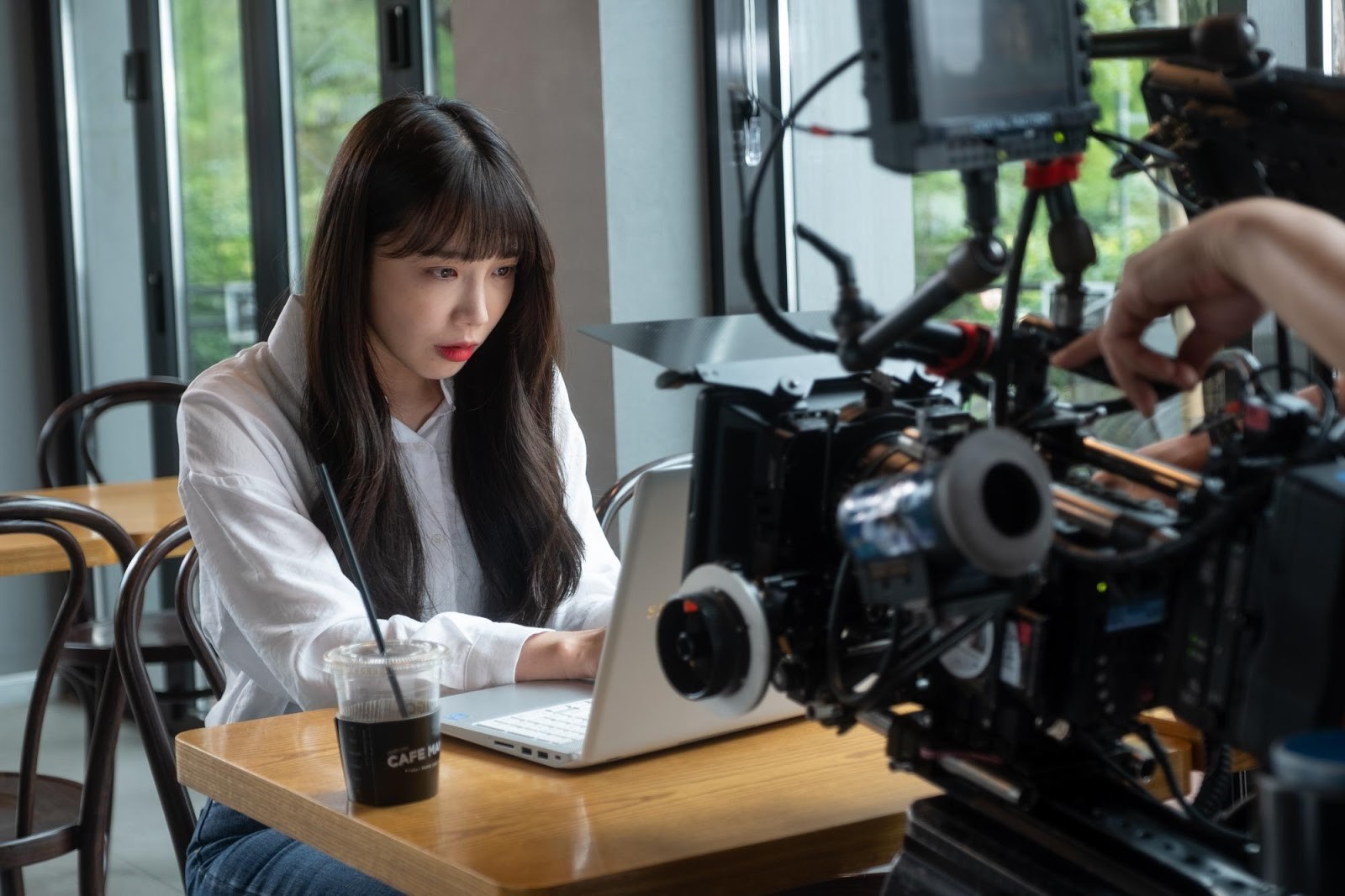 Apink主唱鄭恩地首次挑戰靈異恐怖片《0.0赫茲》。（車庫娛樂提供）