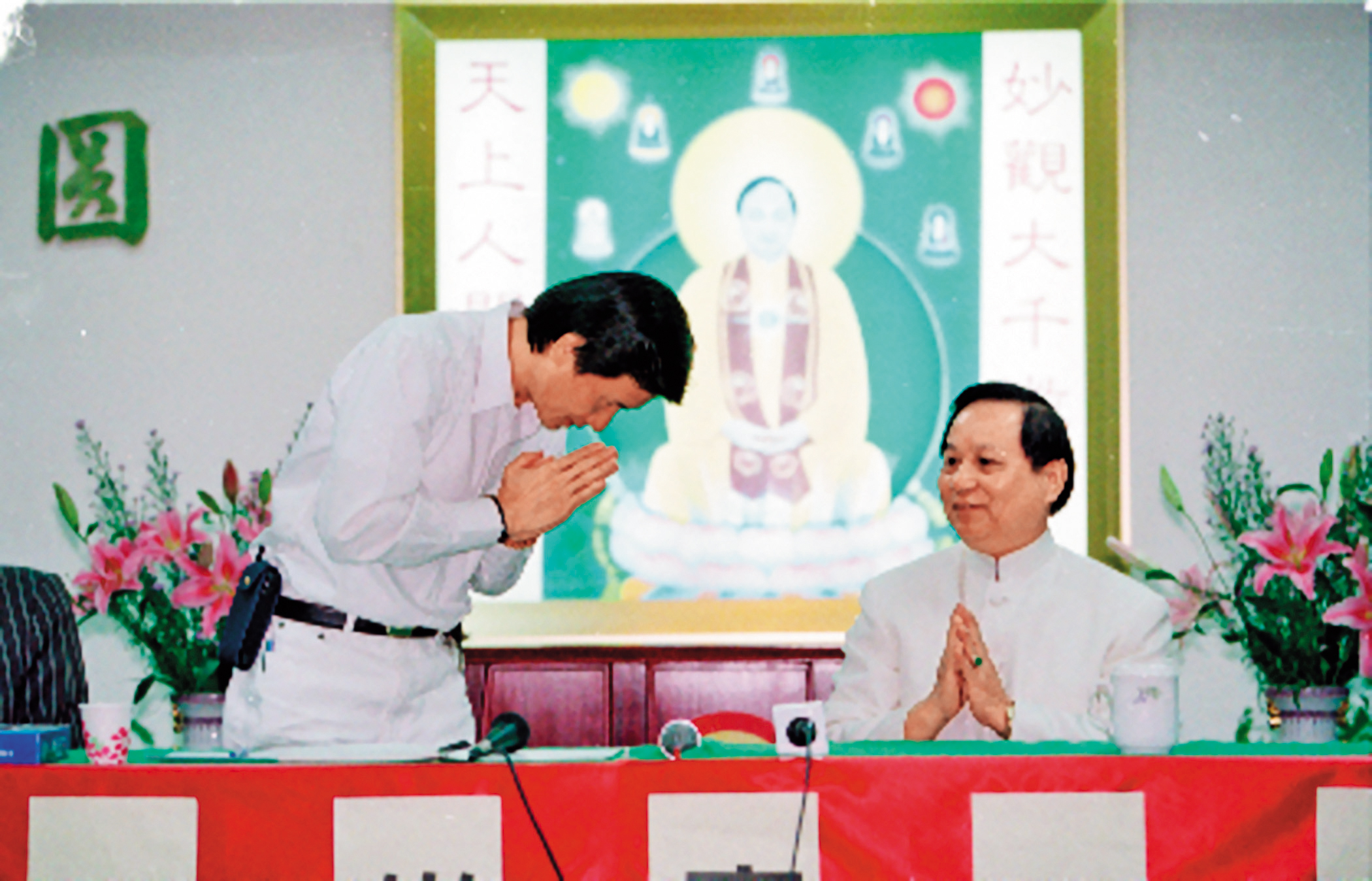 1998年妙禪（左）第一次自立門戶後，重回法門與妙天（右）再續師徒情，妙禪還公開向妙天認錯懺悔。（中央社）