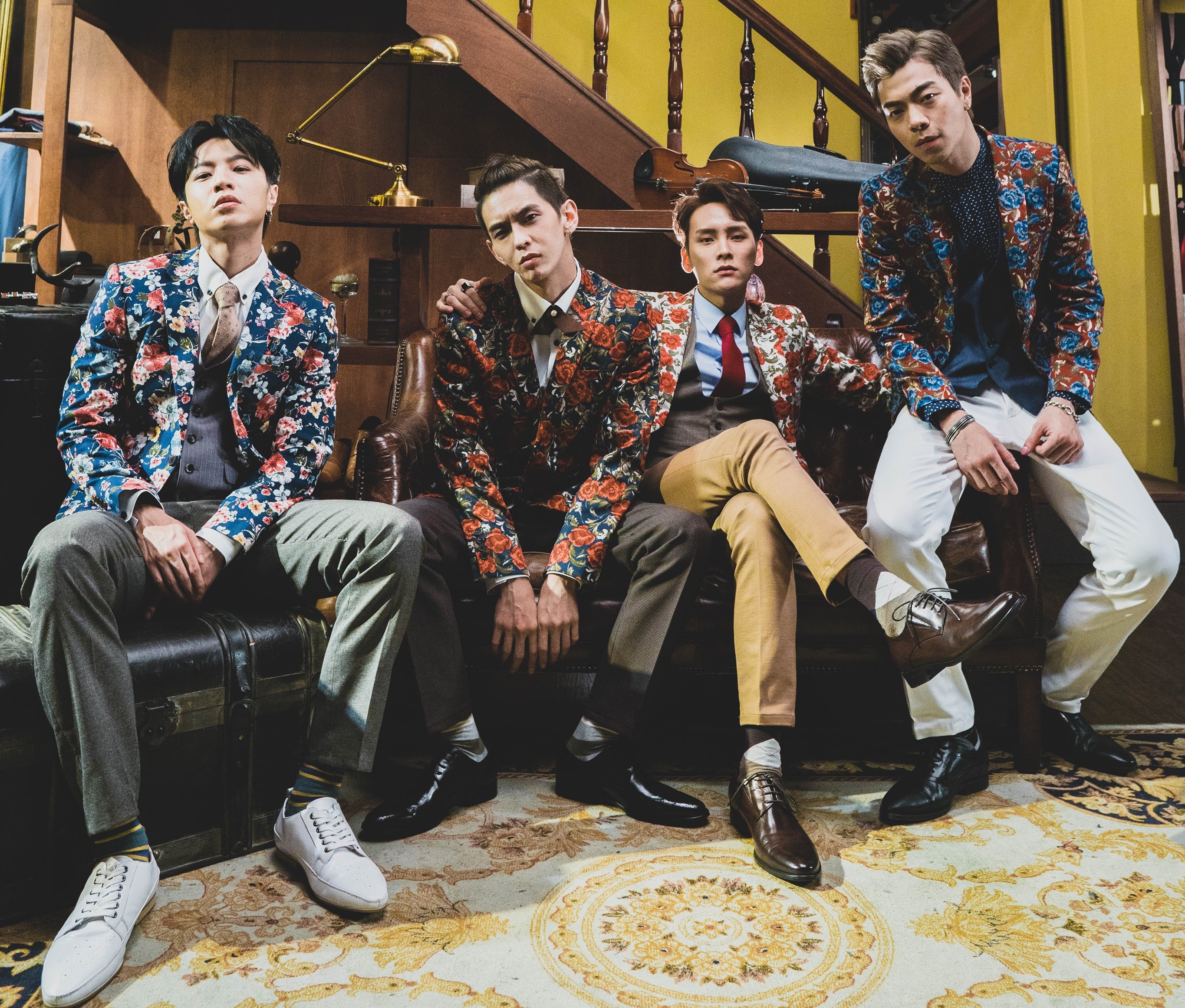 男團泰坦Titan新歌穿上西裝扮紳士，拍MV時為了怕弄皺華服苦不堪言。（本勢娛樂提供）