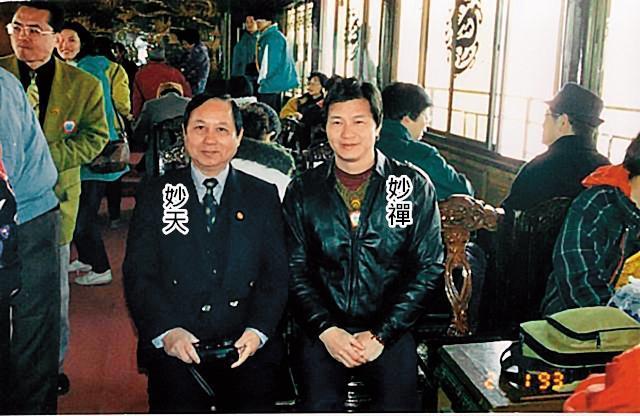 妙天(左)原本視妙禪(右)為心腹,並帶他在身邊學法多年,2人最後決裂,妙禪自立門號出走。(財團法人釋迦牟尼佛救世基金會提供)