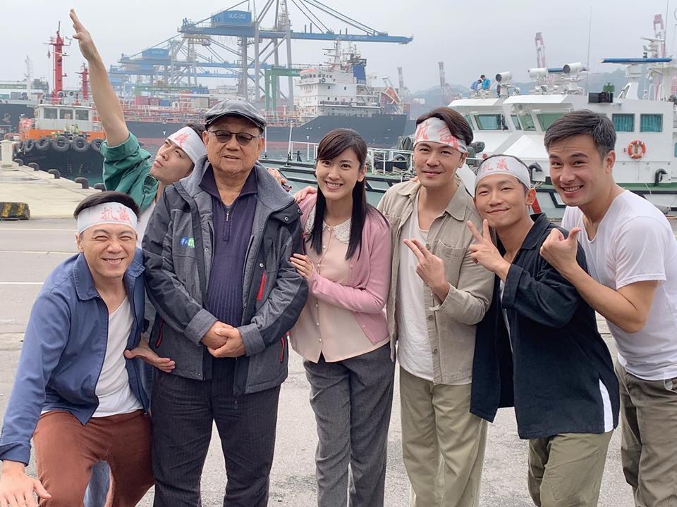 公視《苦力》廖錦德(左起)、董季鑫、導演李岳峰、陳怡嘉、黃文星、蔡昌憲、傅子純等人合作,演出感人的故事。(公視提供)