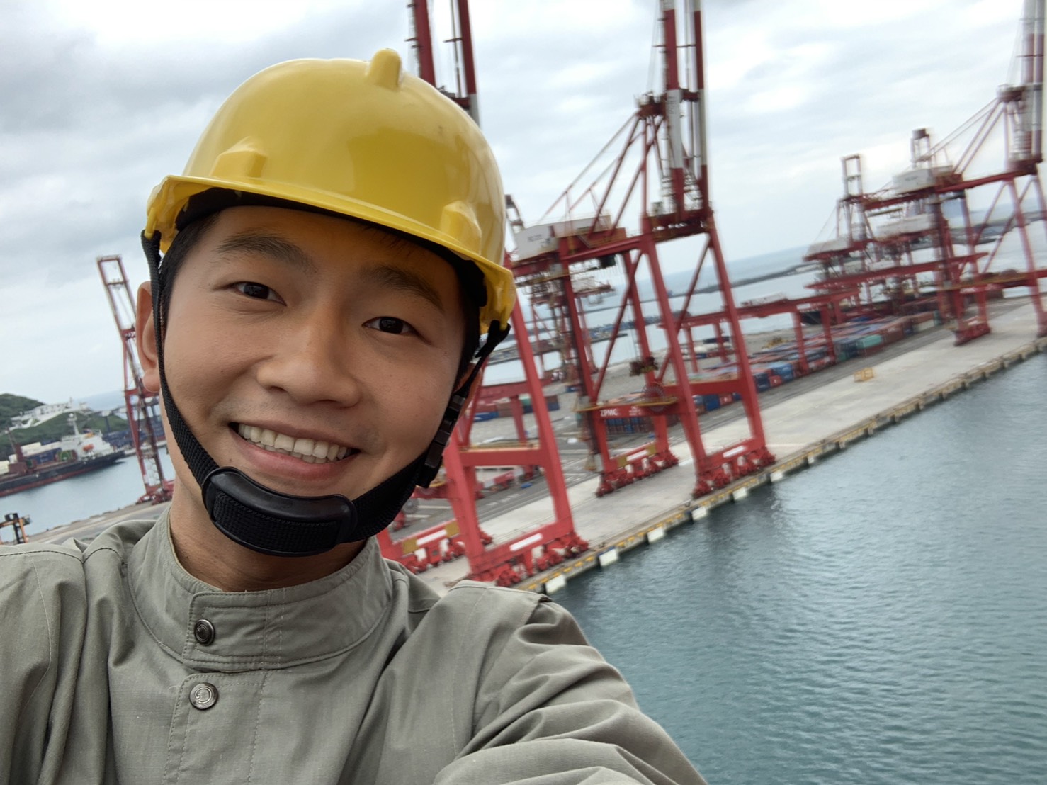 公視《苦力》的殺青戲竟然是蔡昌憲爬上11層樓高的橋式起重機。（公視提供）