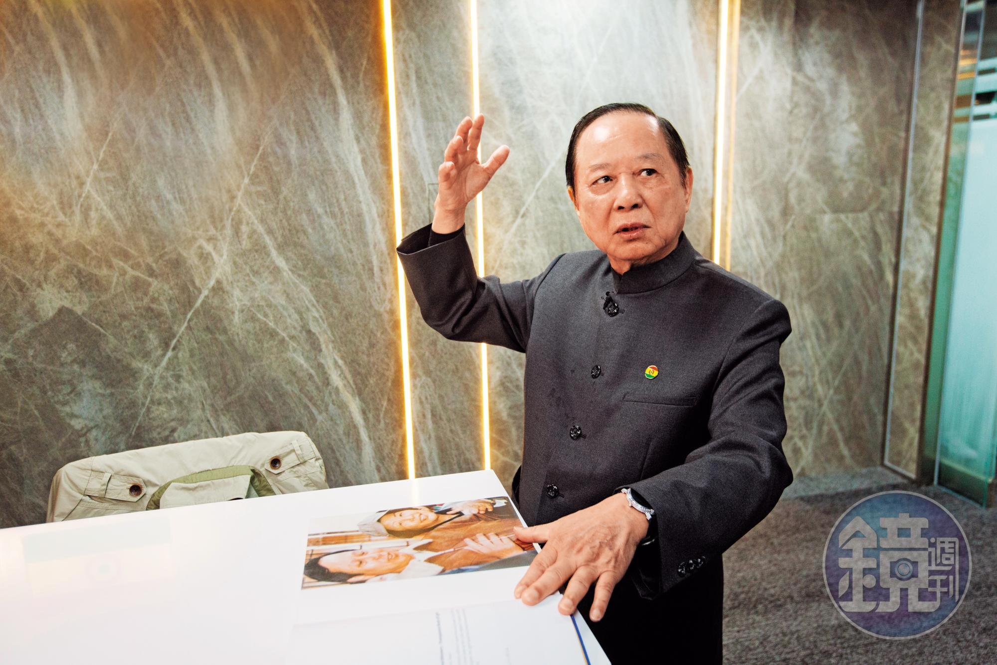 妙天(圖)反對妙禪搞排場,叫弟子跪拜,因為大家都是人,連他都不敢自認成佛。