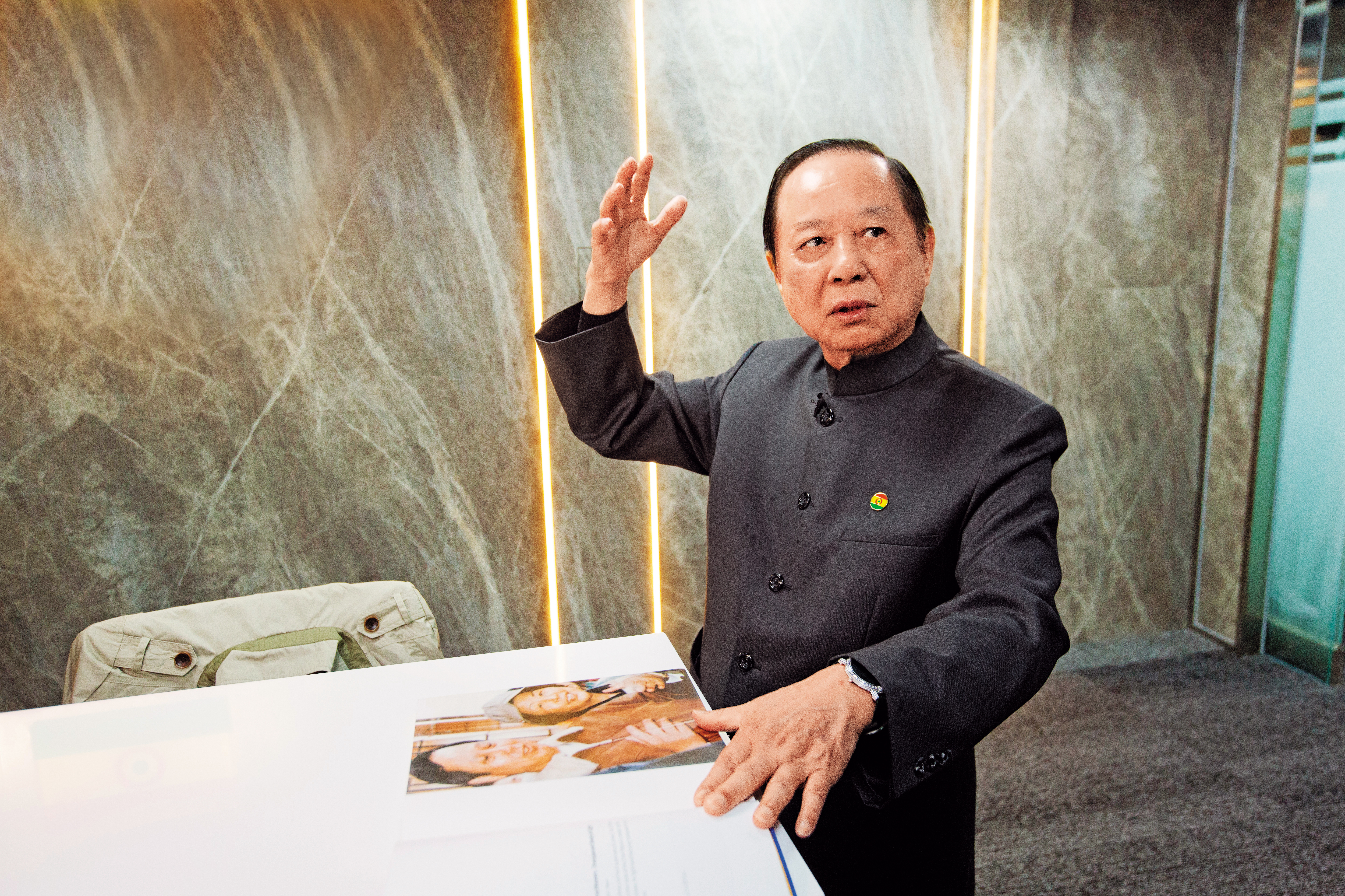妙天（圖）反對妙禪搞排場，叫弟子跪拜，因為大家都是人，連他都不敢自認成佛。