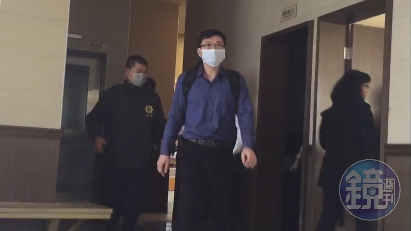 女嬰解剖後，檢察官不發一語離開。