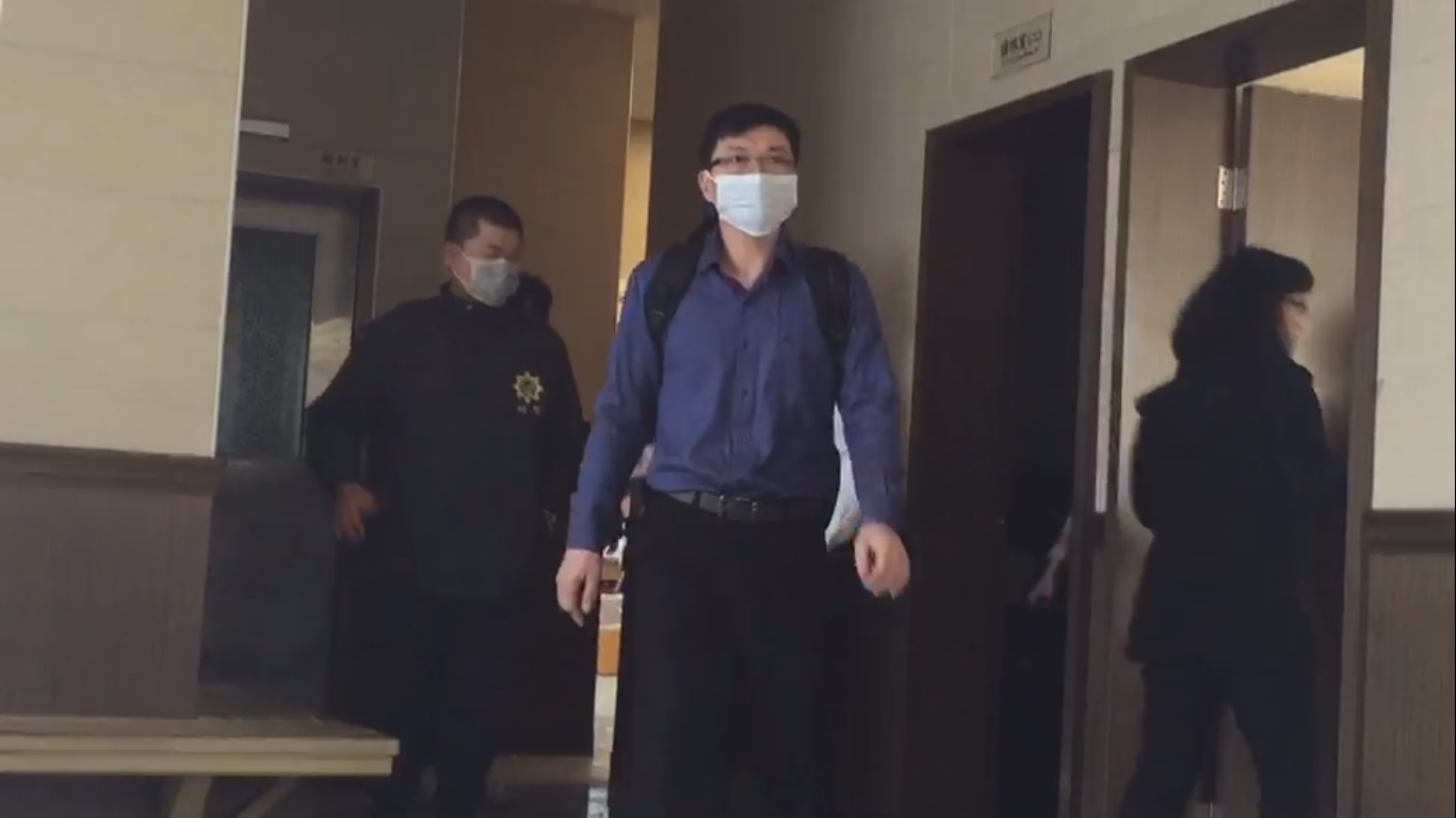 女嬰解剖後，檢察官不發一語離開。