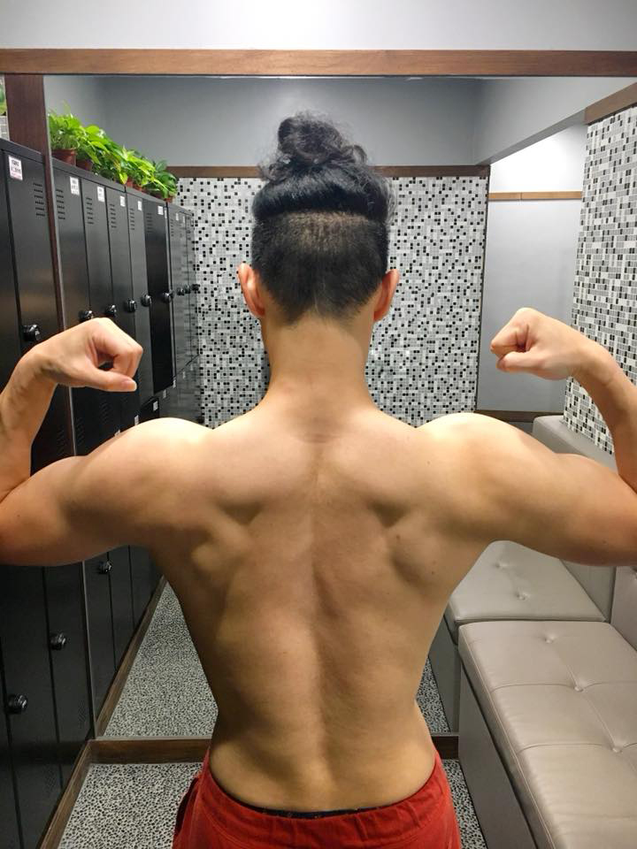 王大文勤於健身,展線背肌的倒三角非常傲人。(環球提供)