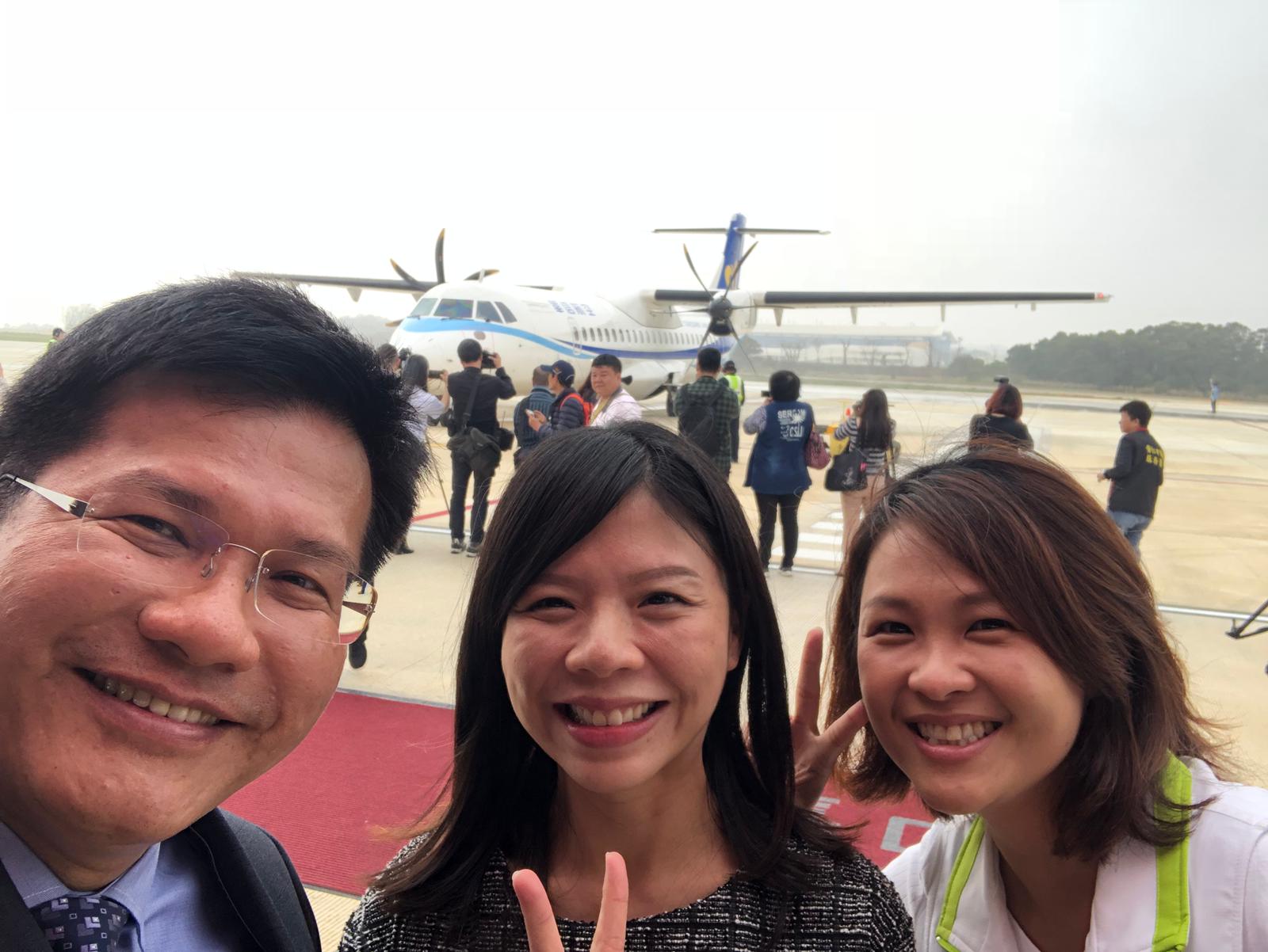 時代力量立委洪慈庸（中）已請假待產，本月2日她出席活動還與交通部長林佳龍（左）自拍。（翻攝洪慈庸臉書）