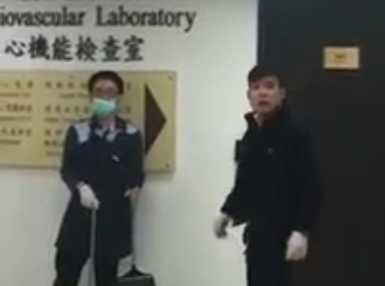 對清潔工前輩咆哮並動粗的30歲張姓男子。（翻攝畫面）