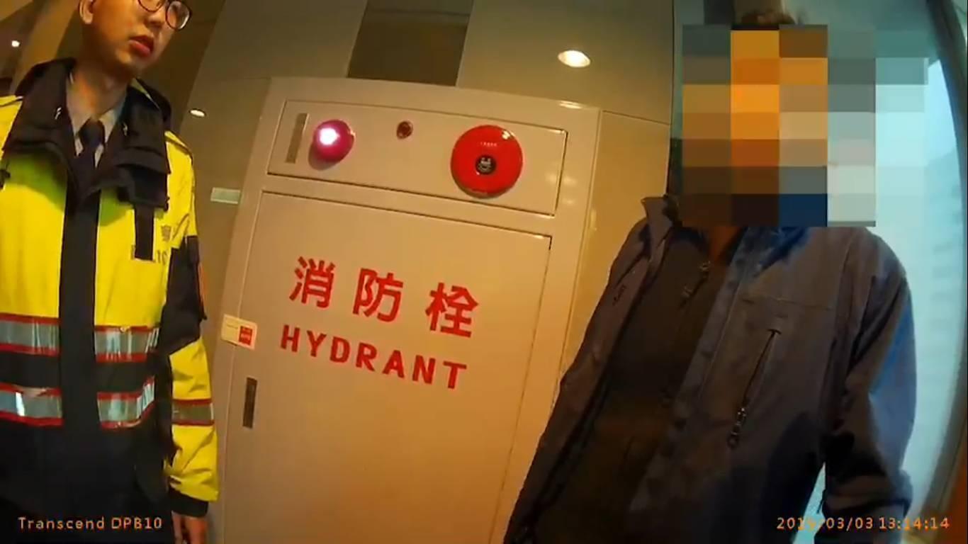 氣焰囂張的張姓男子更嗆警「我親戚也是警察，沒在怕啦！」（警方提供）