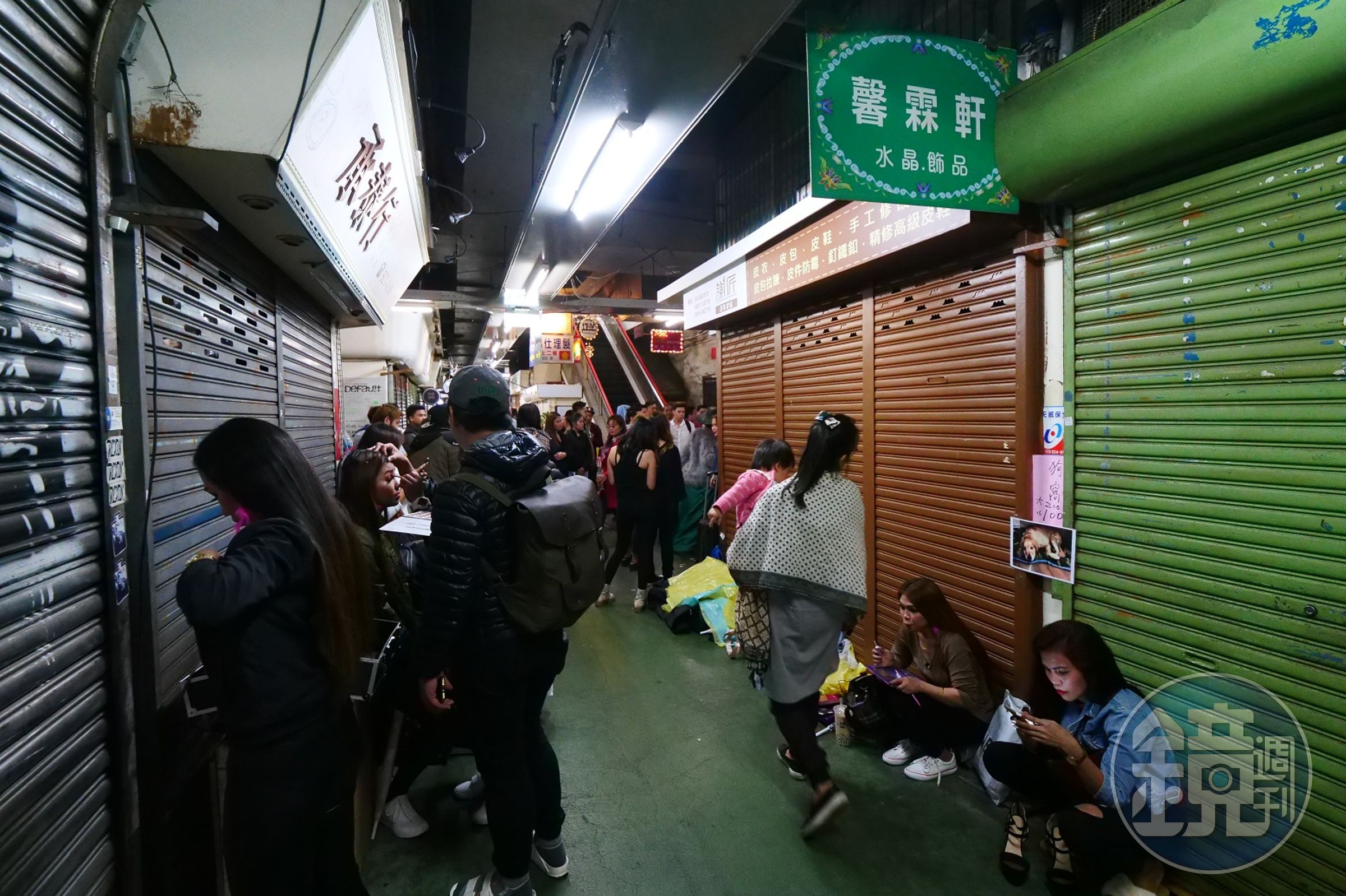 大夥沒吃中飯，安安靜靜移動到東門市場內，等待拍攝。