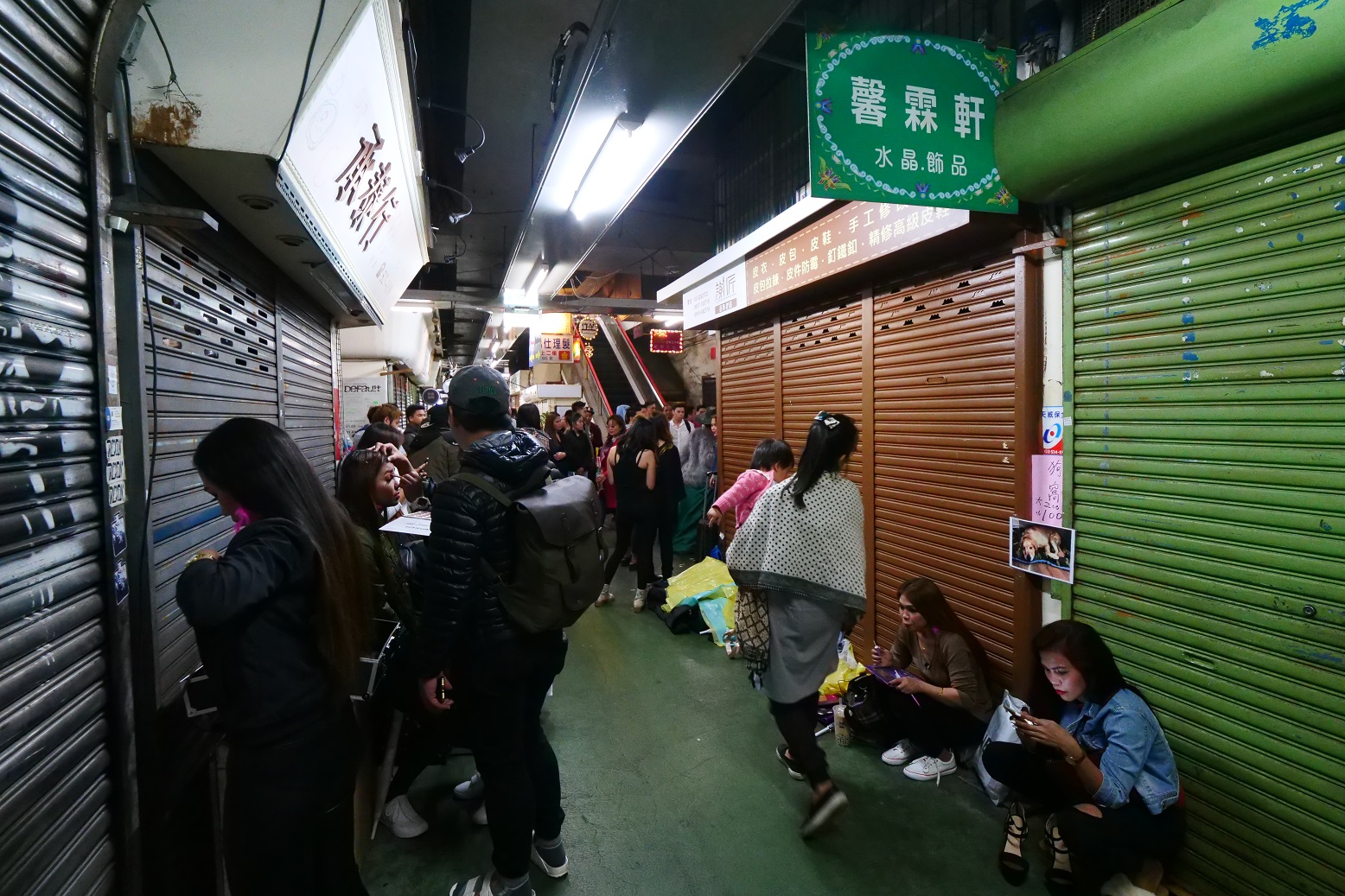 大夥沒吃中飯，安安靜靜移動到東門市場內，等待拍攝。