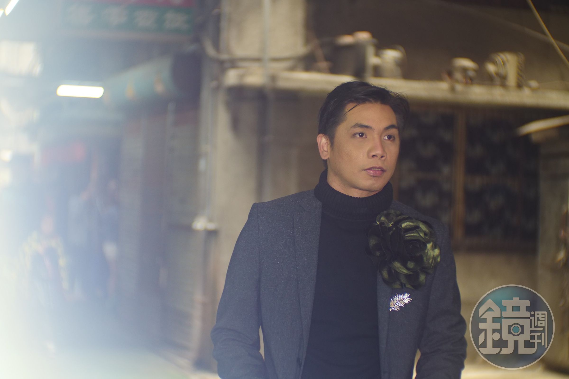 男生穿上西裝展現態度。