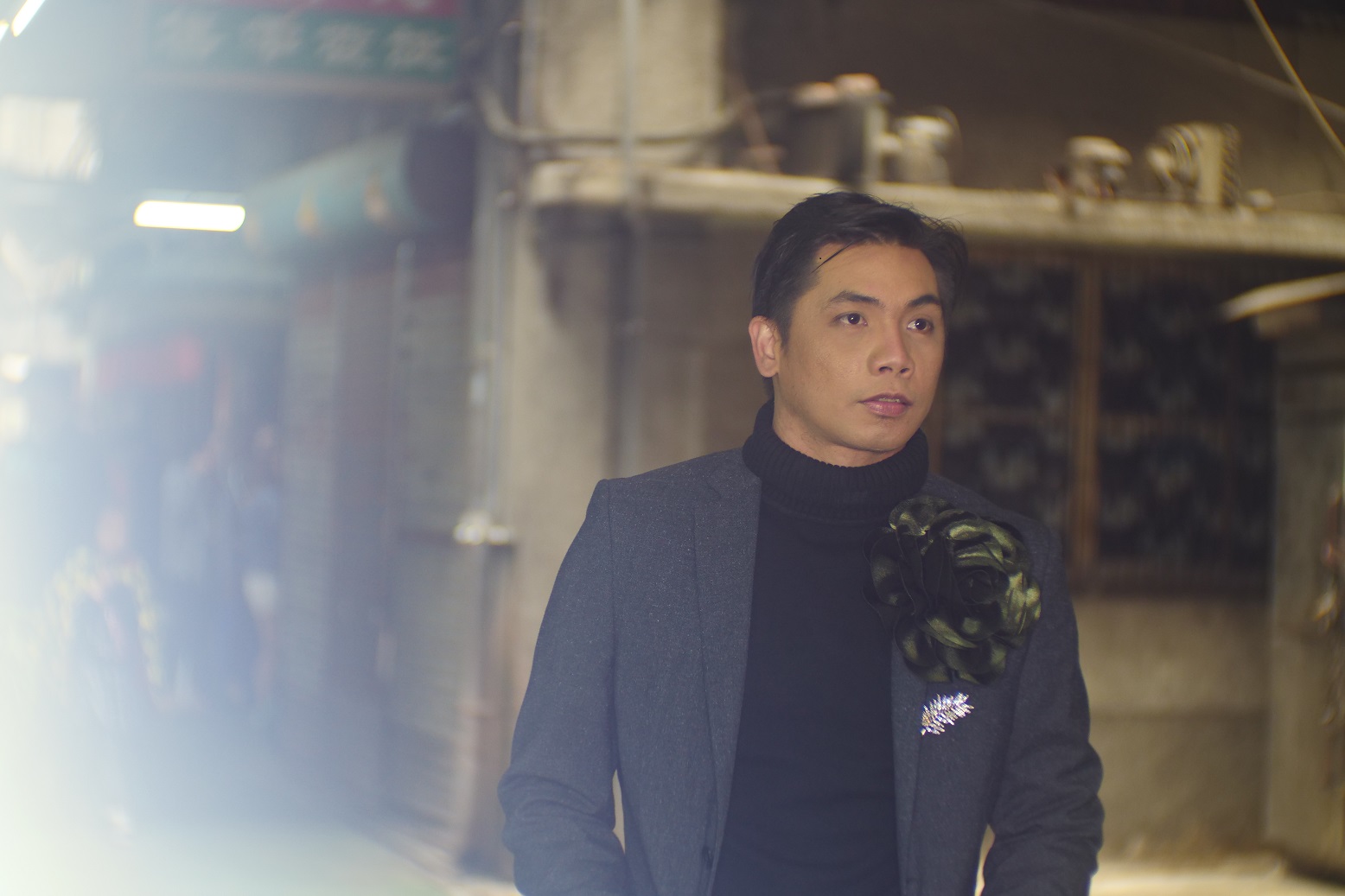 男生穿上西裝展現態度。