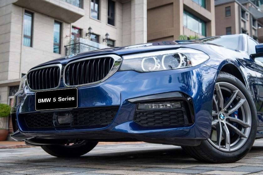 全新 BMW 530i M Sport擁有一整套M款跑車化套件,包含M款空力套件、黑色頂篷、M款跑車化懸吊、M款煞車套件…身分不凡。